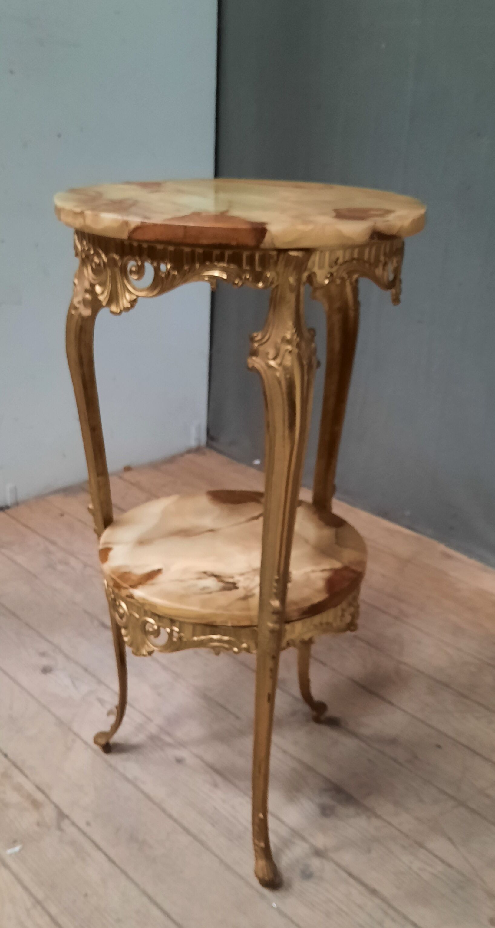 Selette metal and onyx