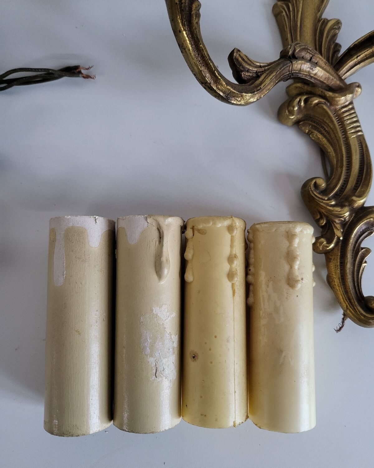 Ancienne paire d'appliques en métal doré style Louis XV - 2 lumières