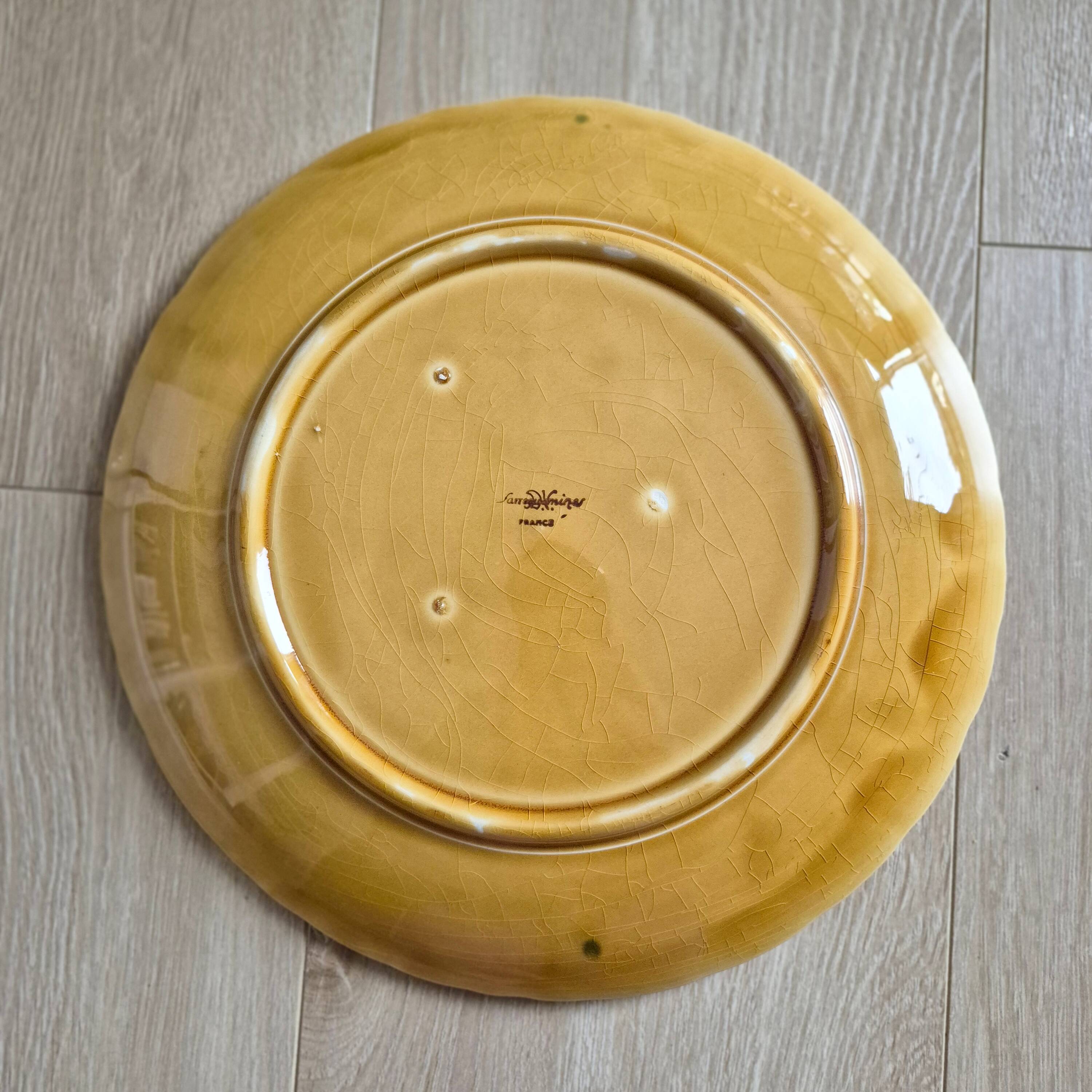 Round slip dish, Sarreguemines earthenware