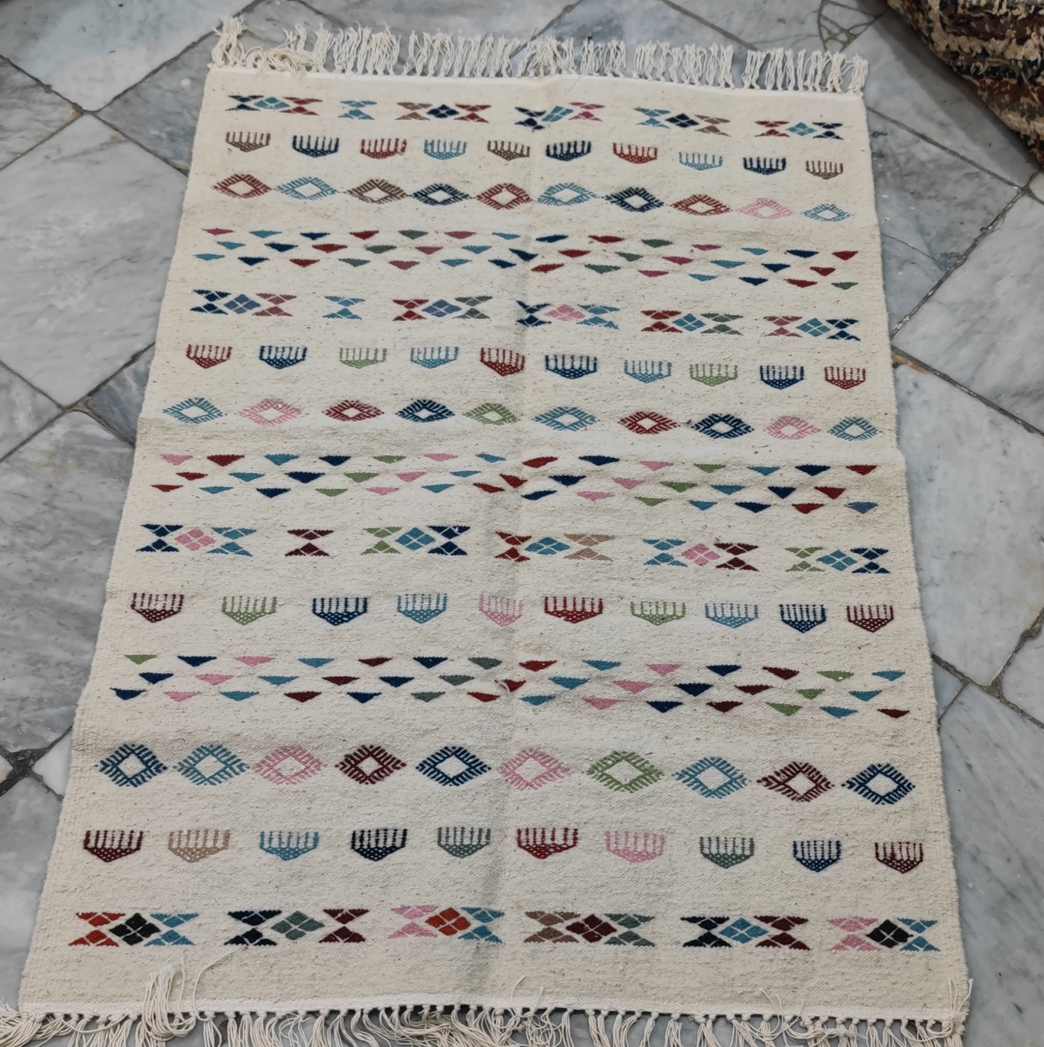Tapis margoum blanc à motifs berbères multicolores