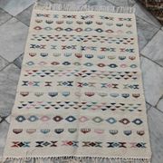 Tapis margoum blanc à motifs berbères multicolores