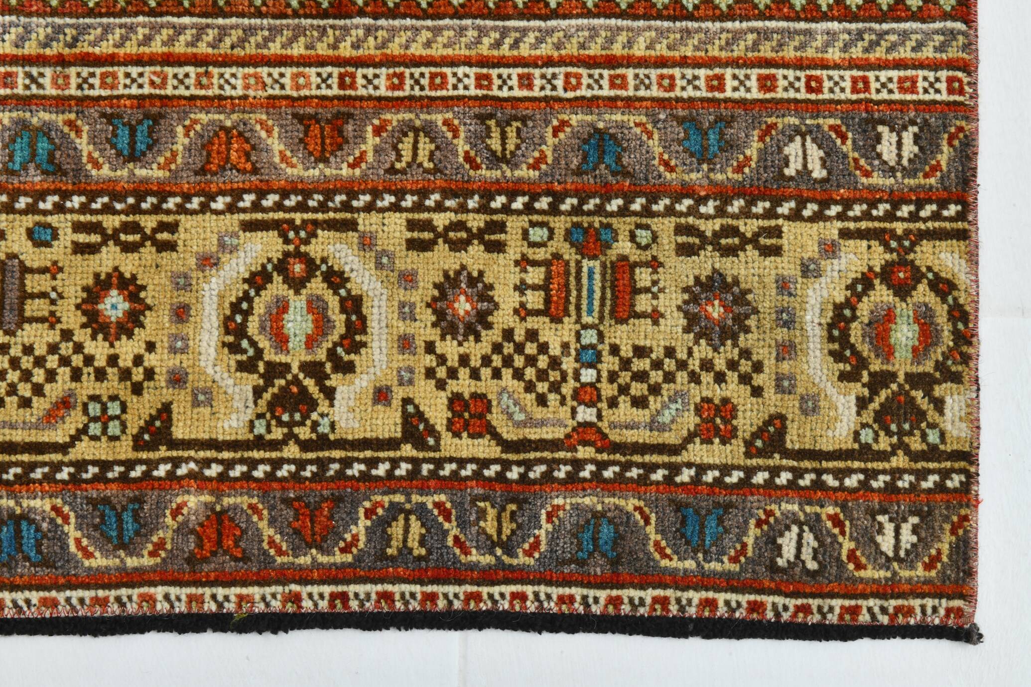 Tapis persan à motif oriental rouge et gris