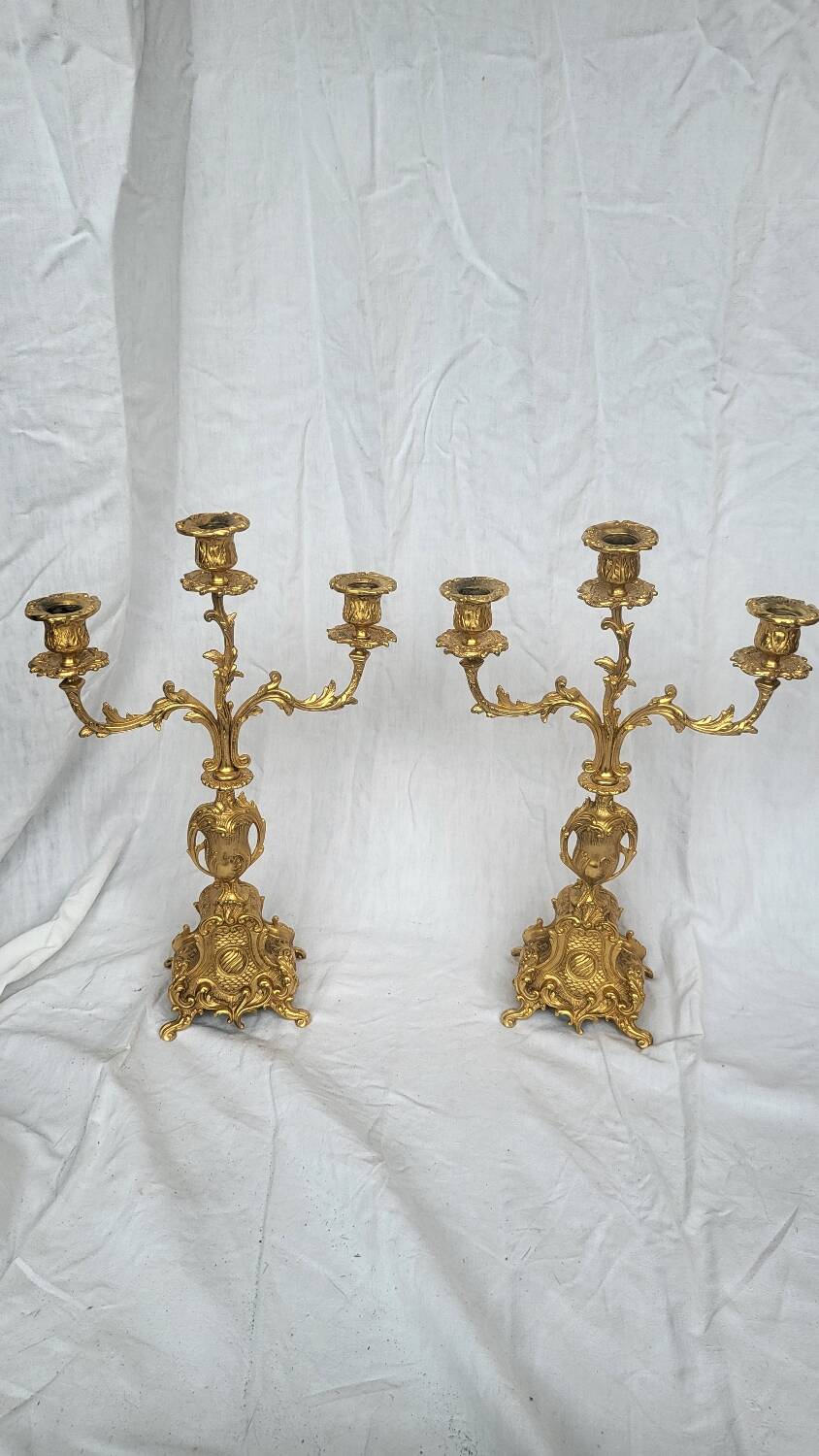 Paire de candélabres anciens en régule doré – style Louis XV – 41 cm