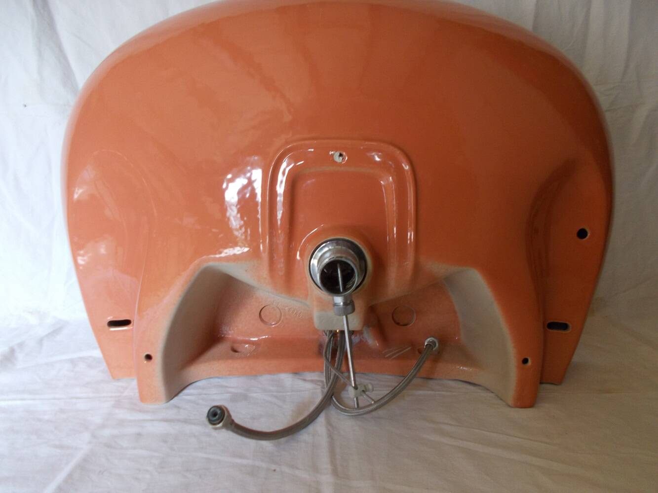 Lavabo vintage et sa tablette orange