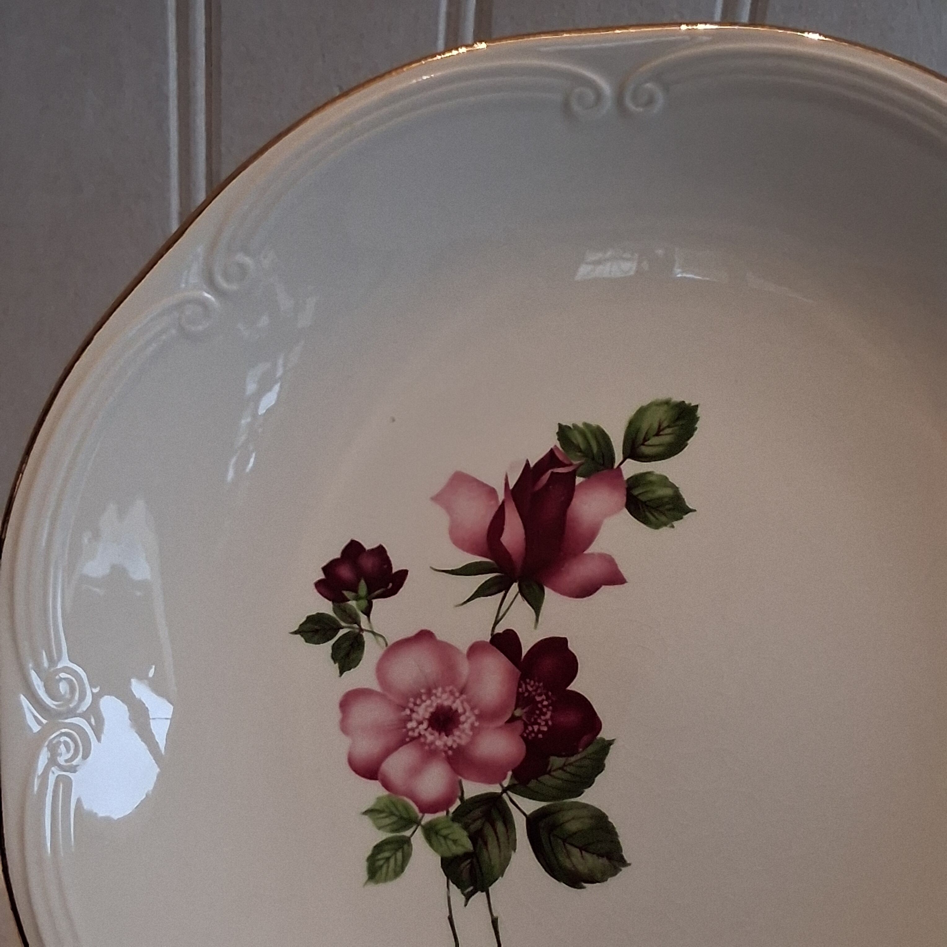 Very nice round serving dish from Gien model "Chinon" in very good condition.