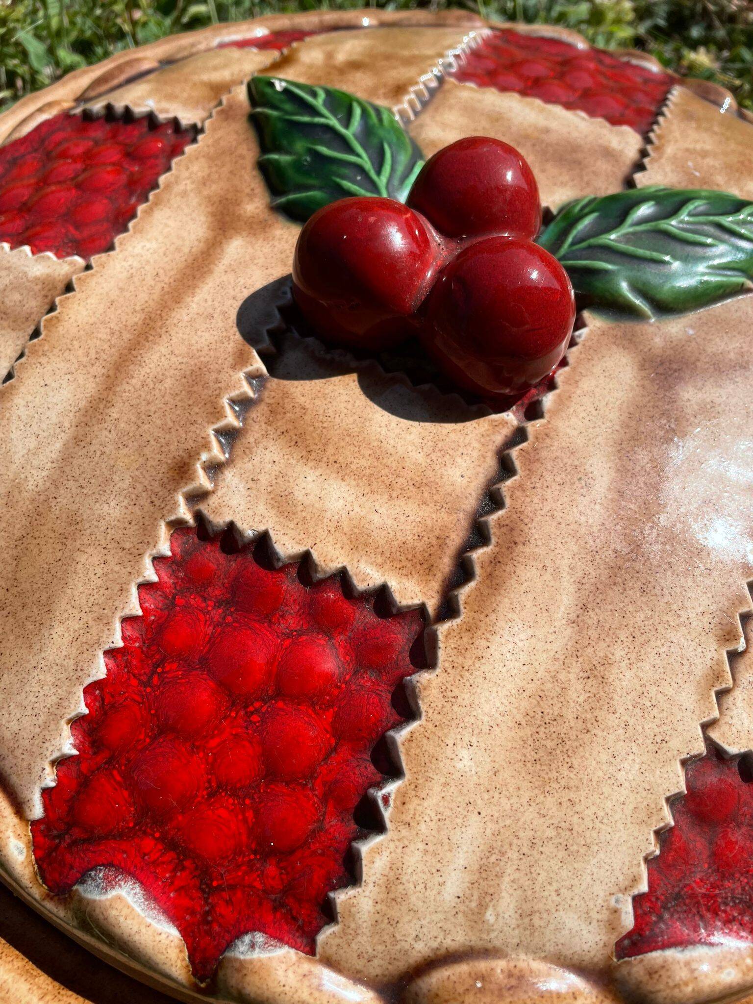 Trompe-l'oeil cherry pie dish