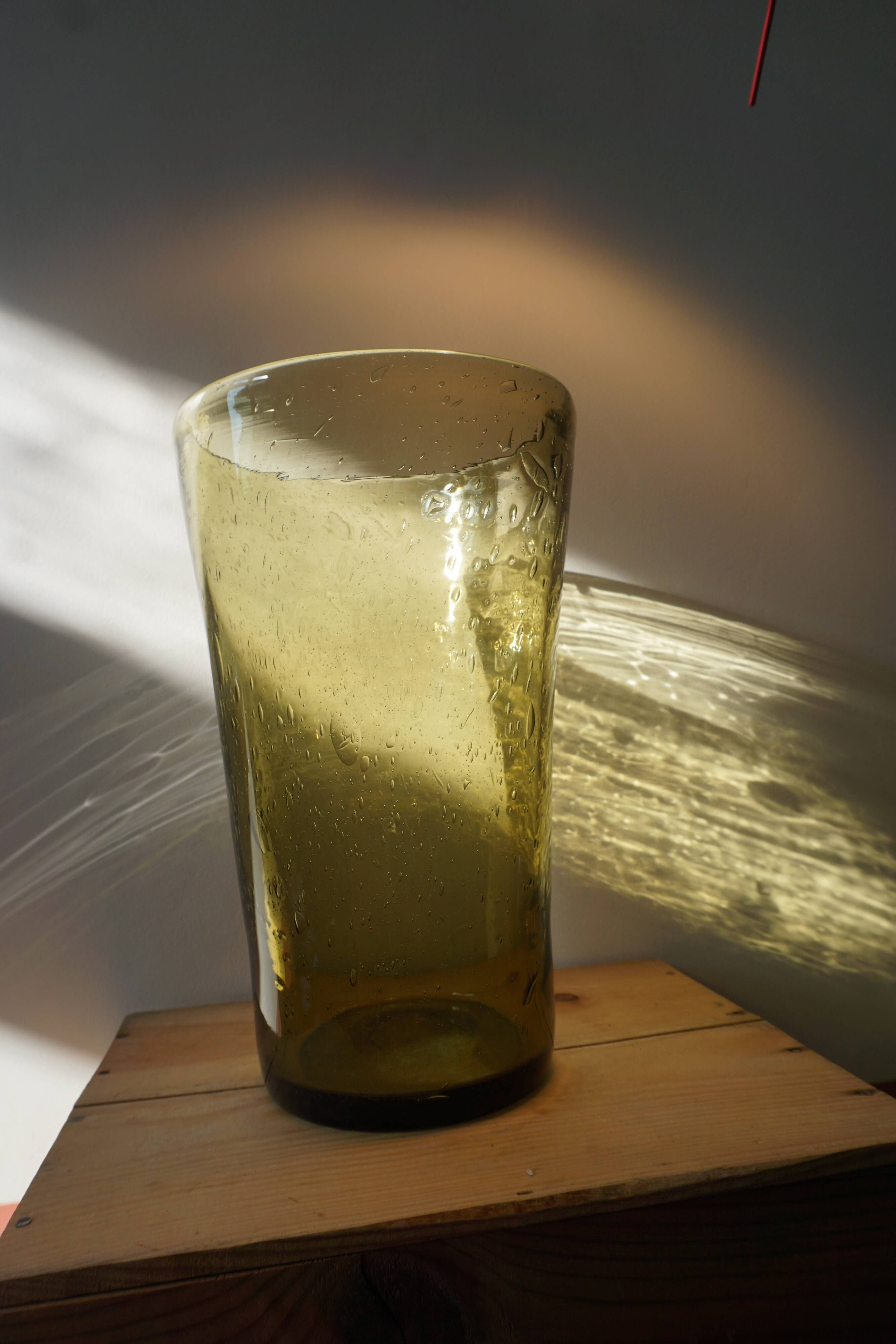 Grand vase en verre soufflé et bullé