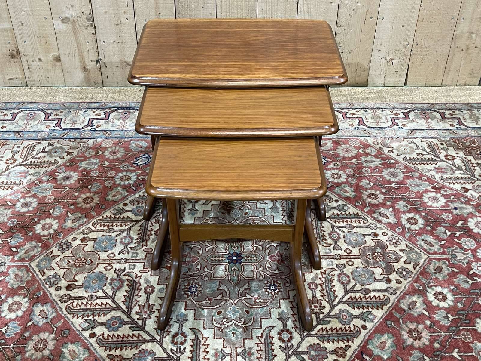 Suite de 3 tables gigognes en teck des années 70