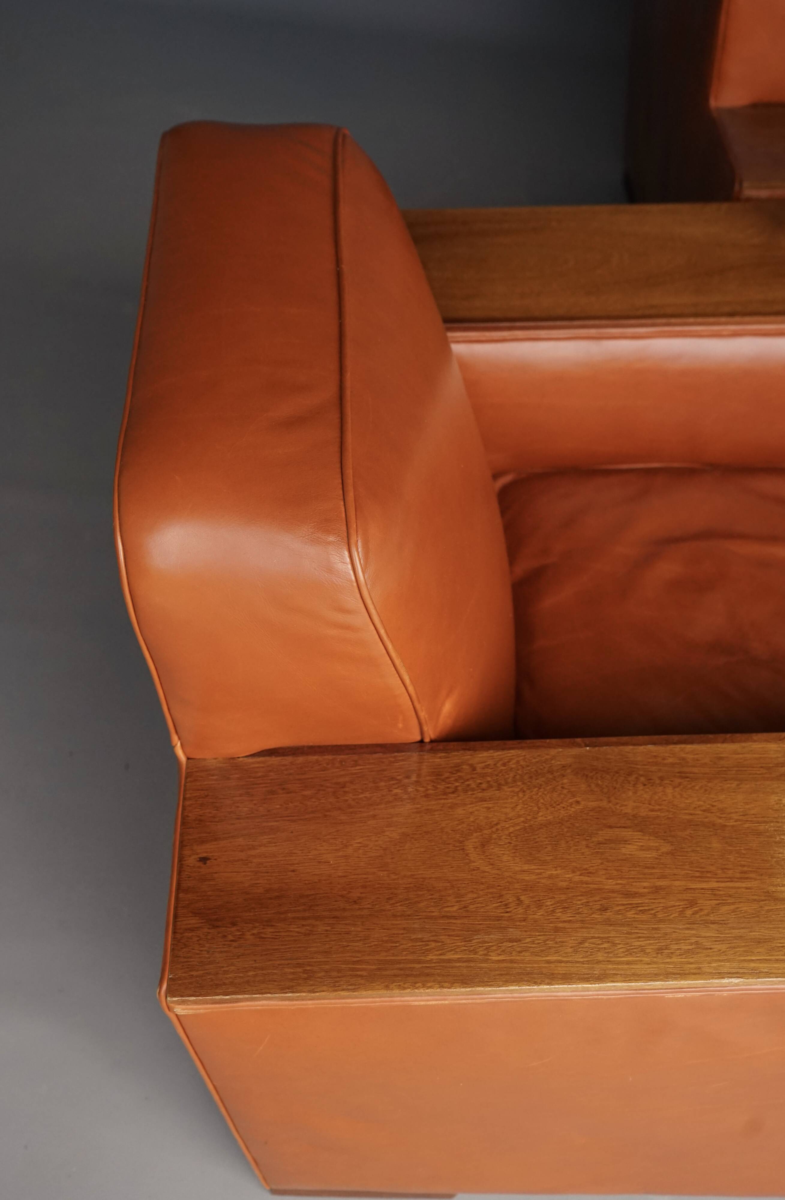 Paire de fauteuils Art Déco en cuir. Années 40.