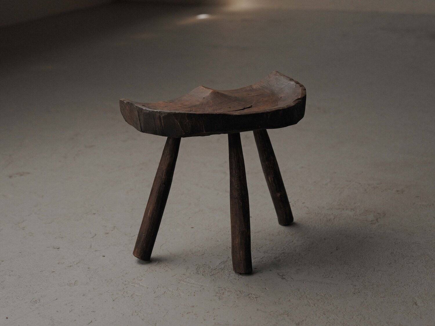 Milking stool in solid wood, Folk art, Cévennes, around 1900