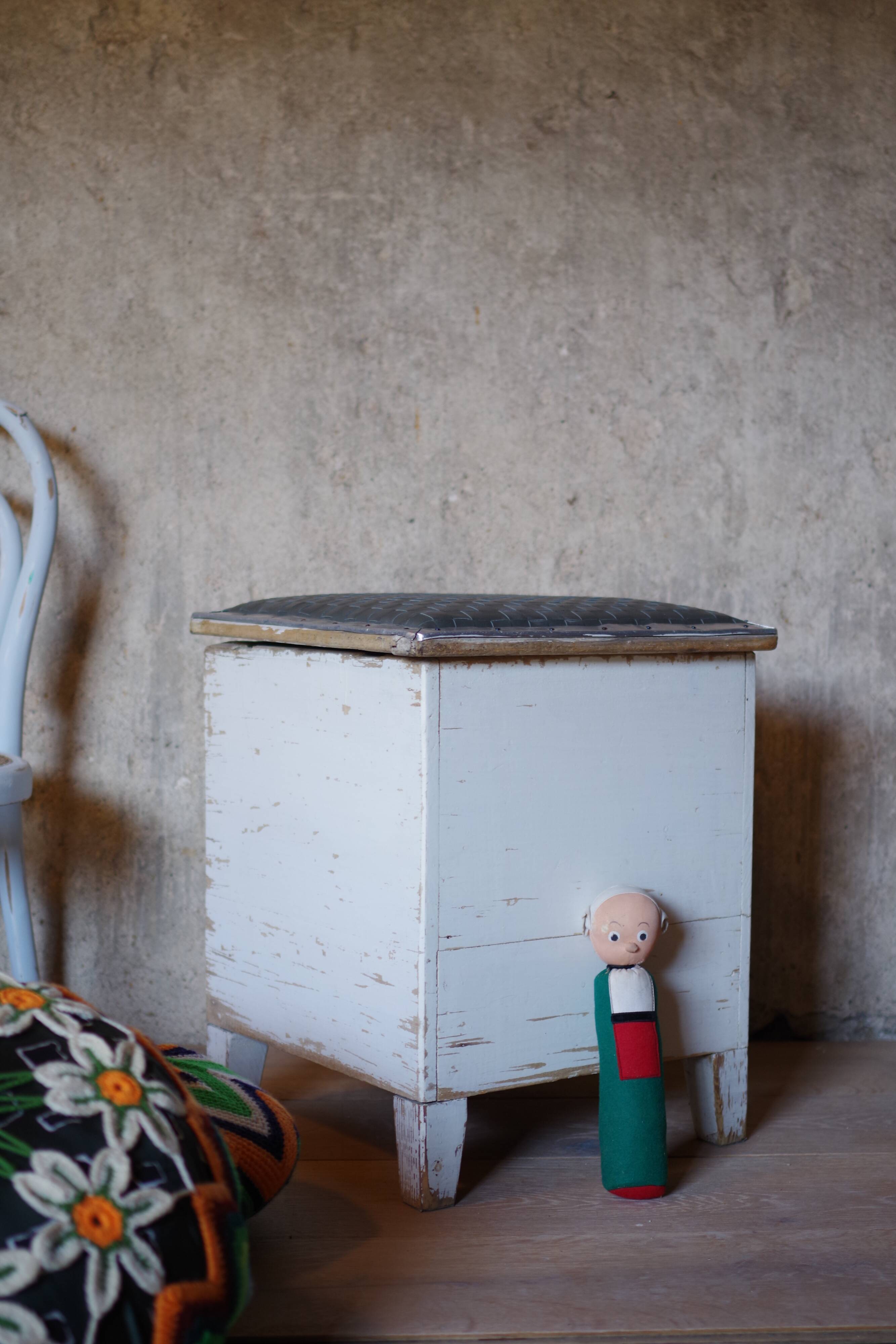 Trunk trunk stool Ottoman vintage leather white patina