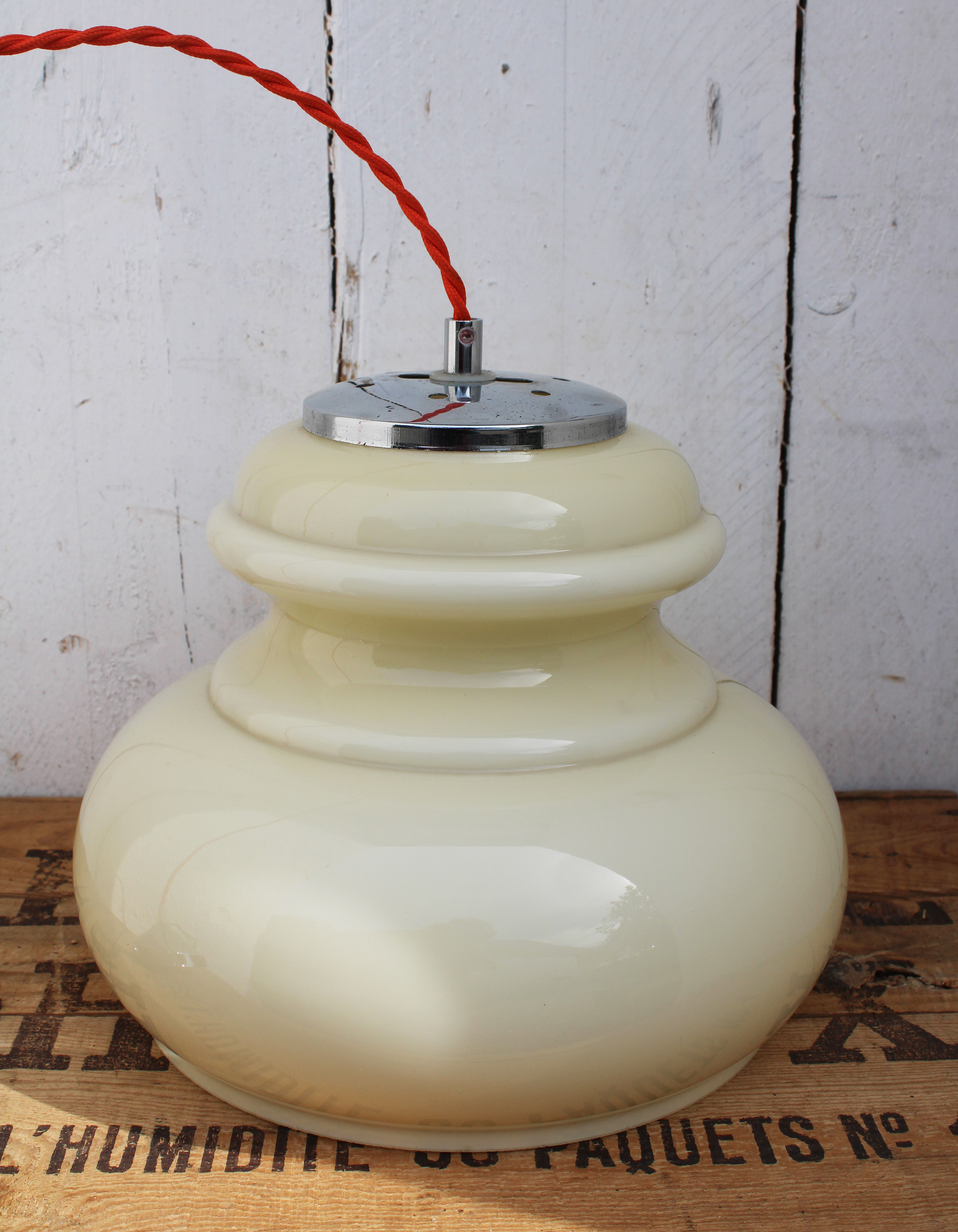 Space age suspension in opaline