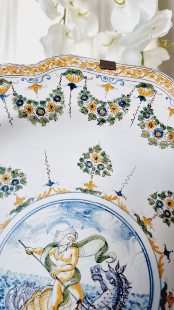 Assiette ancienne en faïence de Moustiers peinte à la main