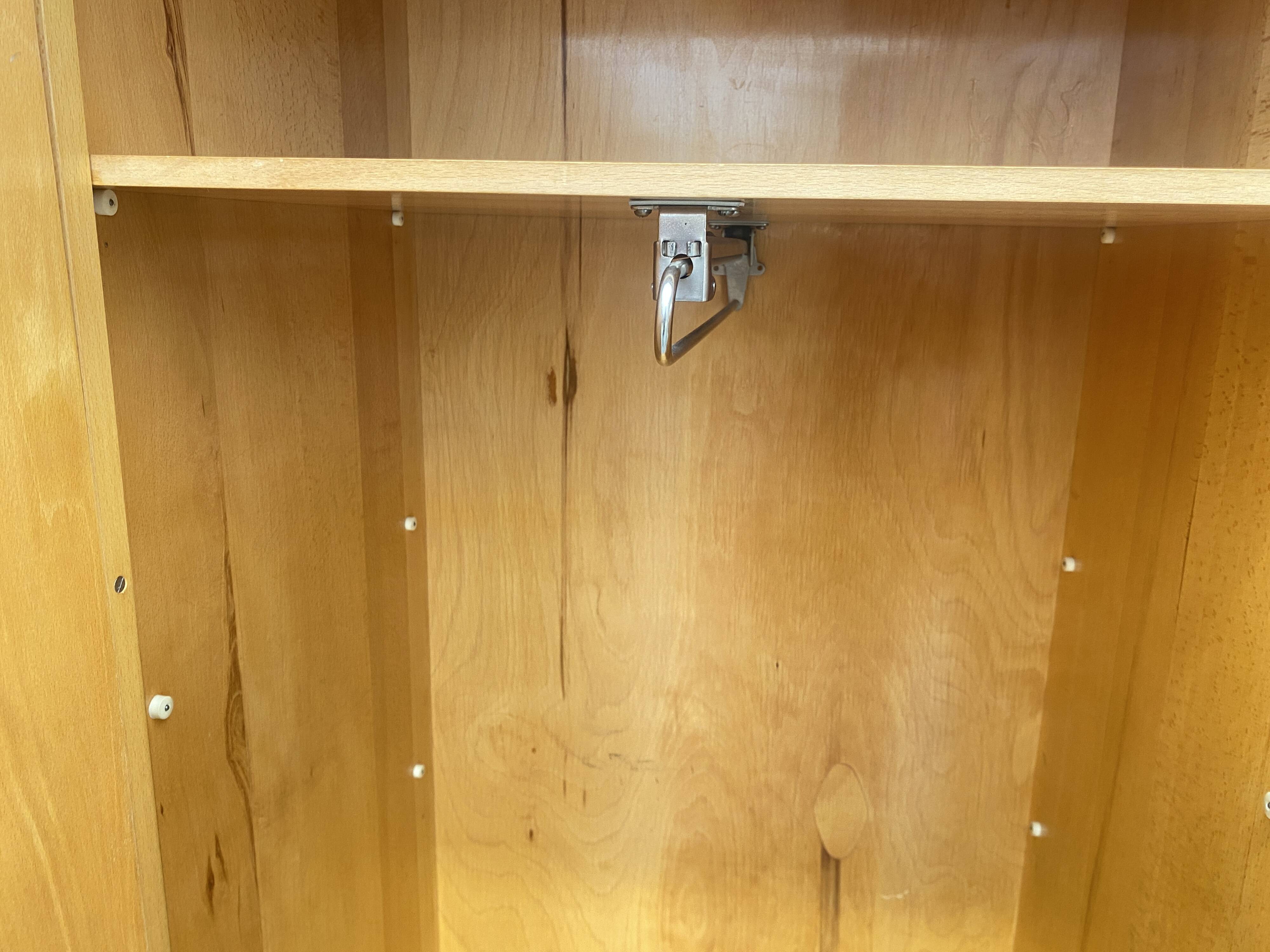 Armoire en noyer de Jitona, années 1970, Tchécoslovaquie