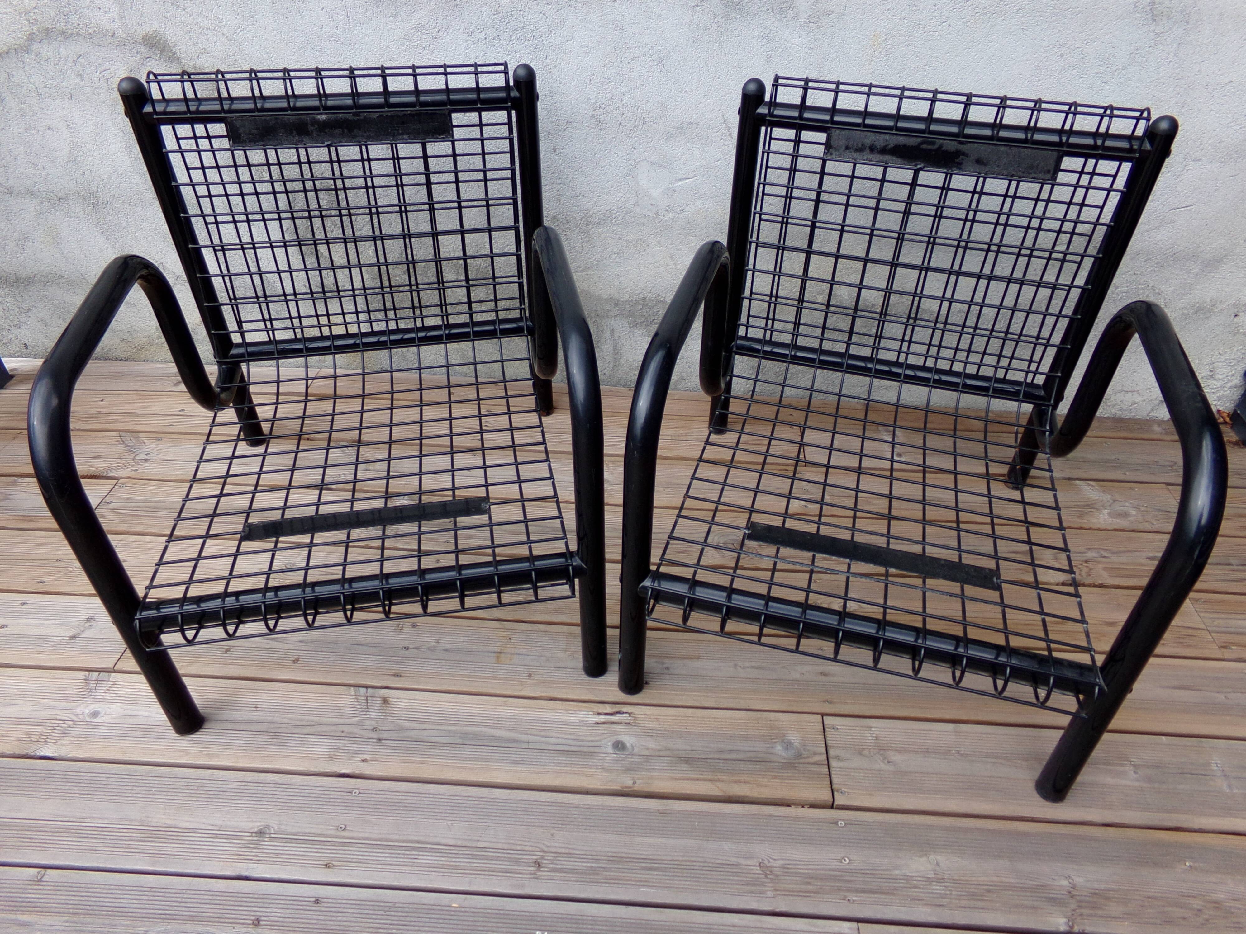 Duo de fauteuils noirs "grillage" en métal