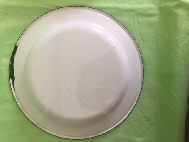 Set of 4 dishes tole enamelled white