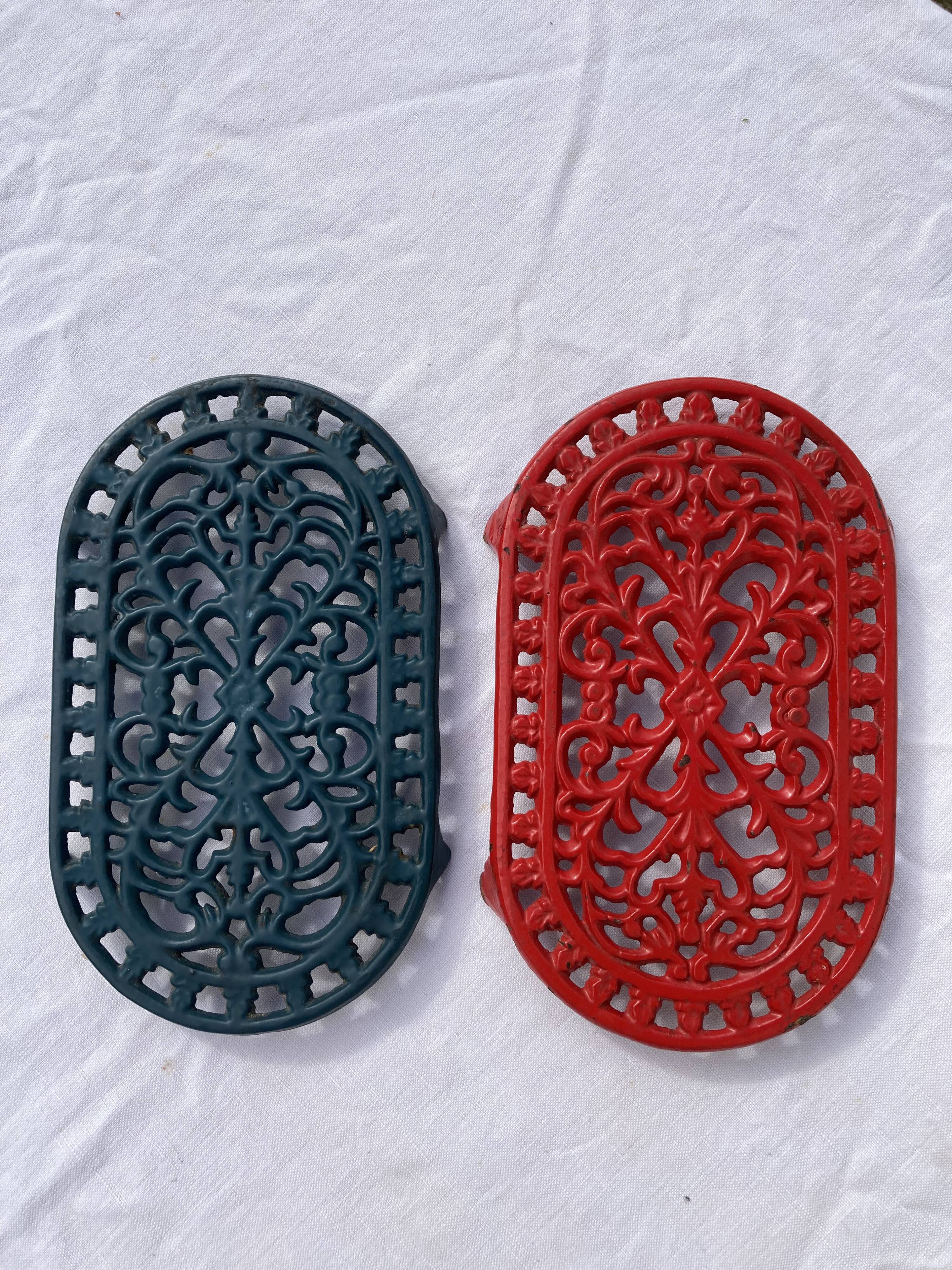 Duo of oval red and green cast iron trivets 60s 70s