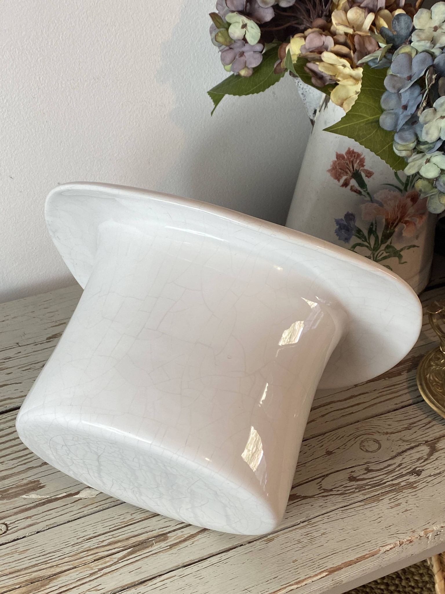 Ceramic hat-shaped cache-pot