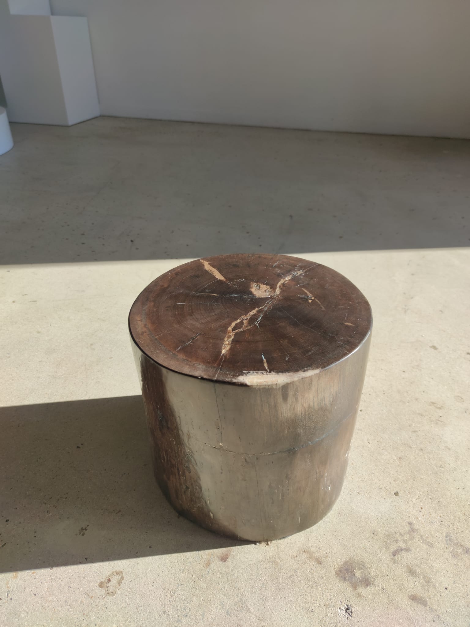 Table d'appoint en bois pétrifié couleur marron glacé - H:34cm D:35cm