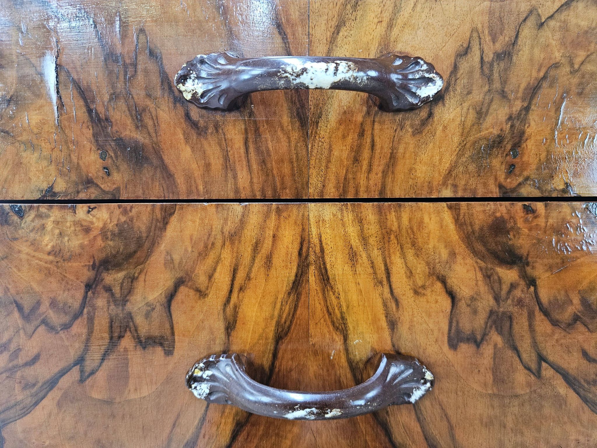 Art Decò chest of drawers from the 1940s in mahogany and briar