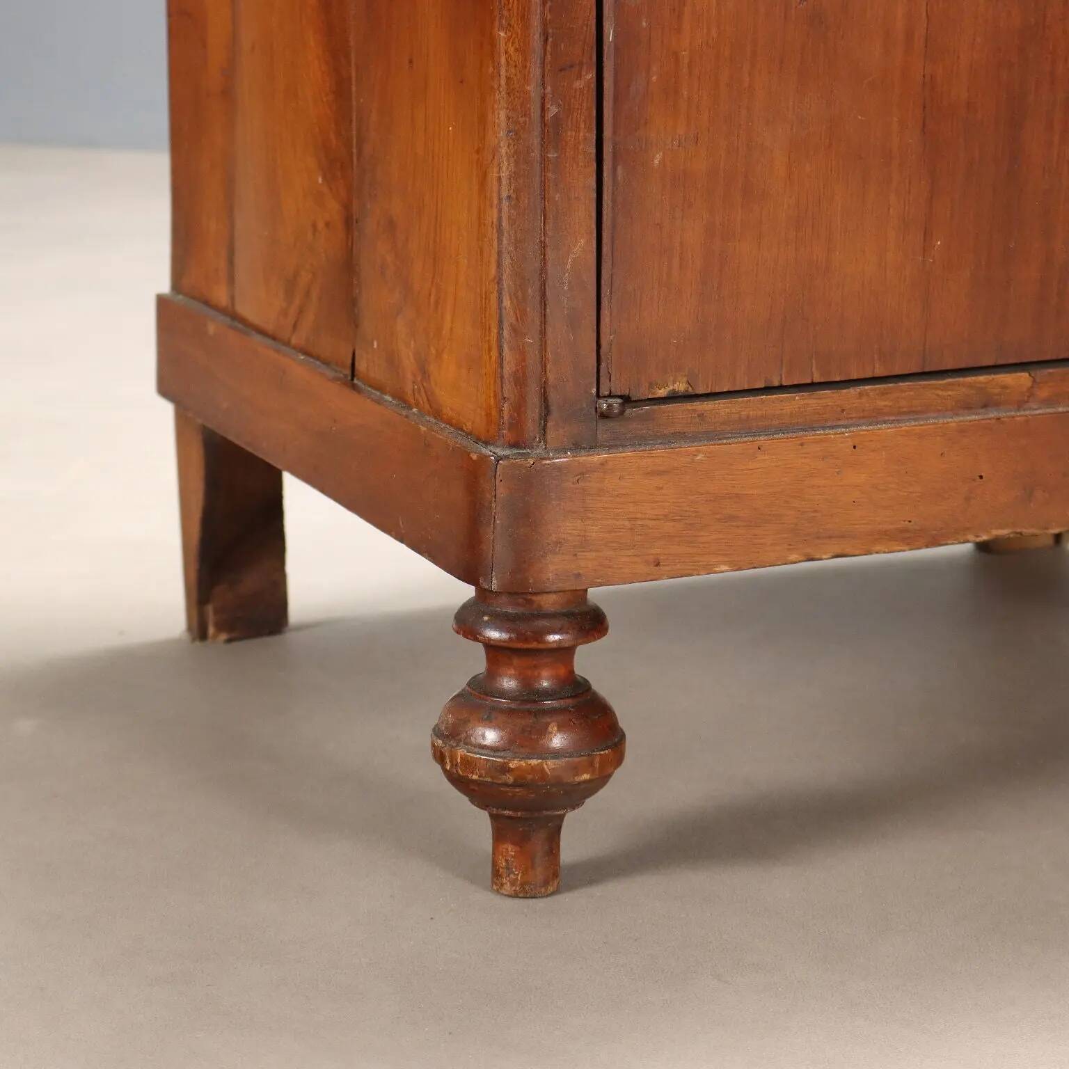 Buffet ancien en noyer avec plateaux en marbre blanc, XIXe siècle