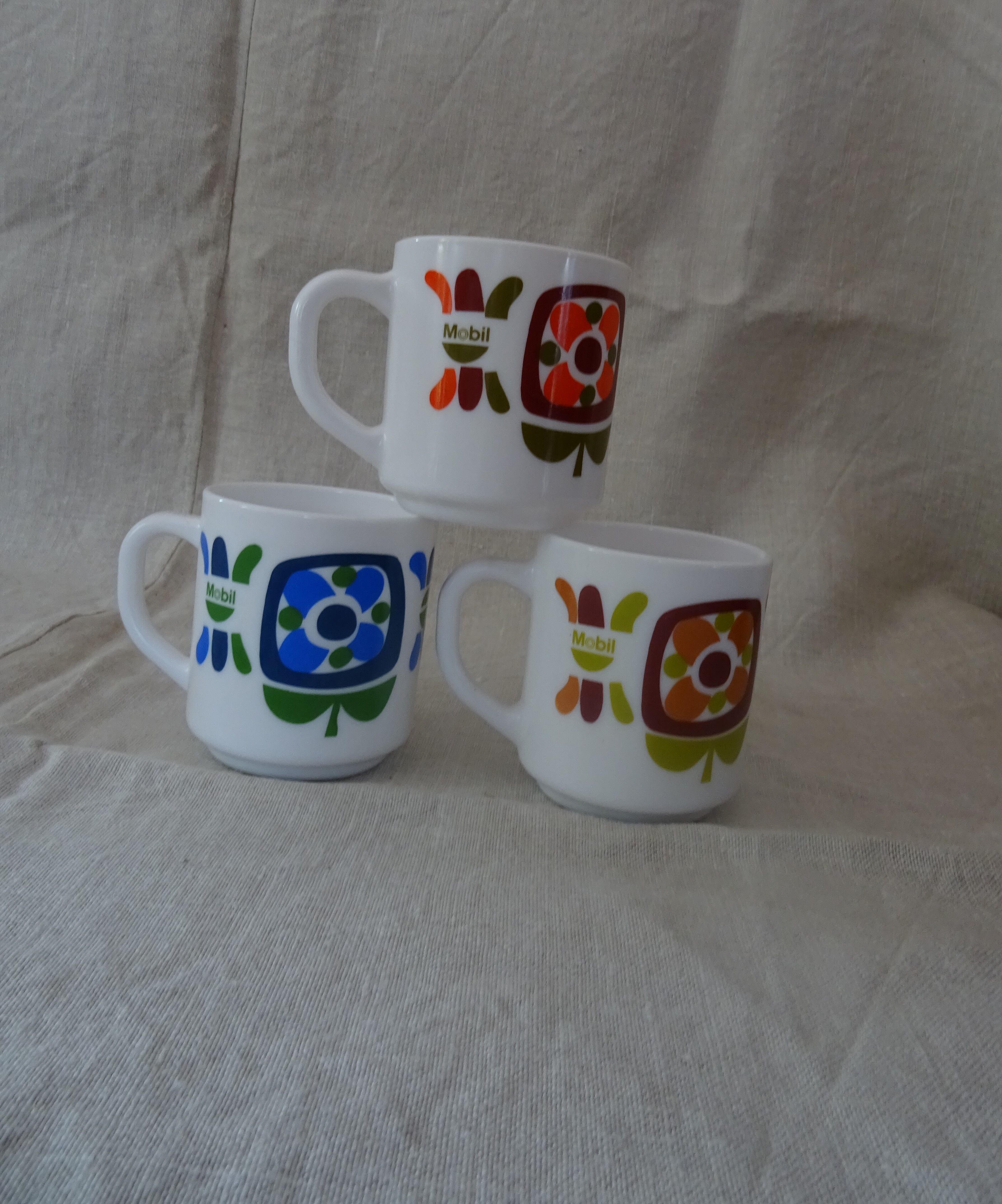 3 mugs mobil grosses fleurs Arcopal pub bleu  orange  ocre collection vintage