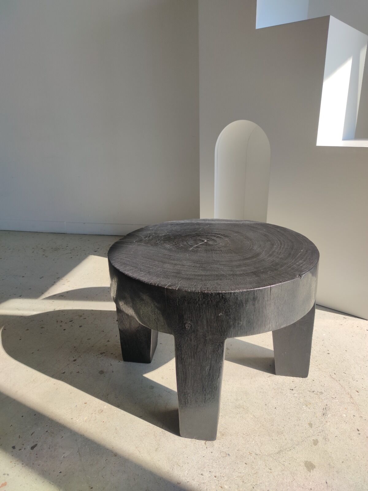 Quadripod coffee table in black monoxyl solid wood