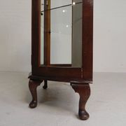 English Art Deco display cabinet on ornate legs, 1930s
