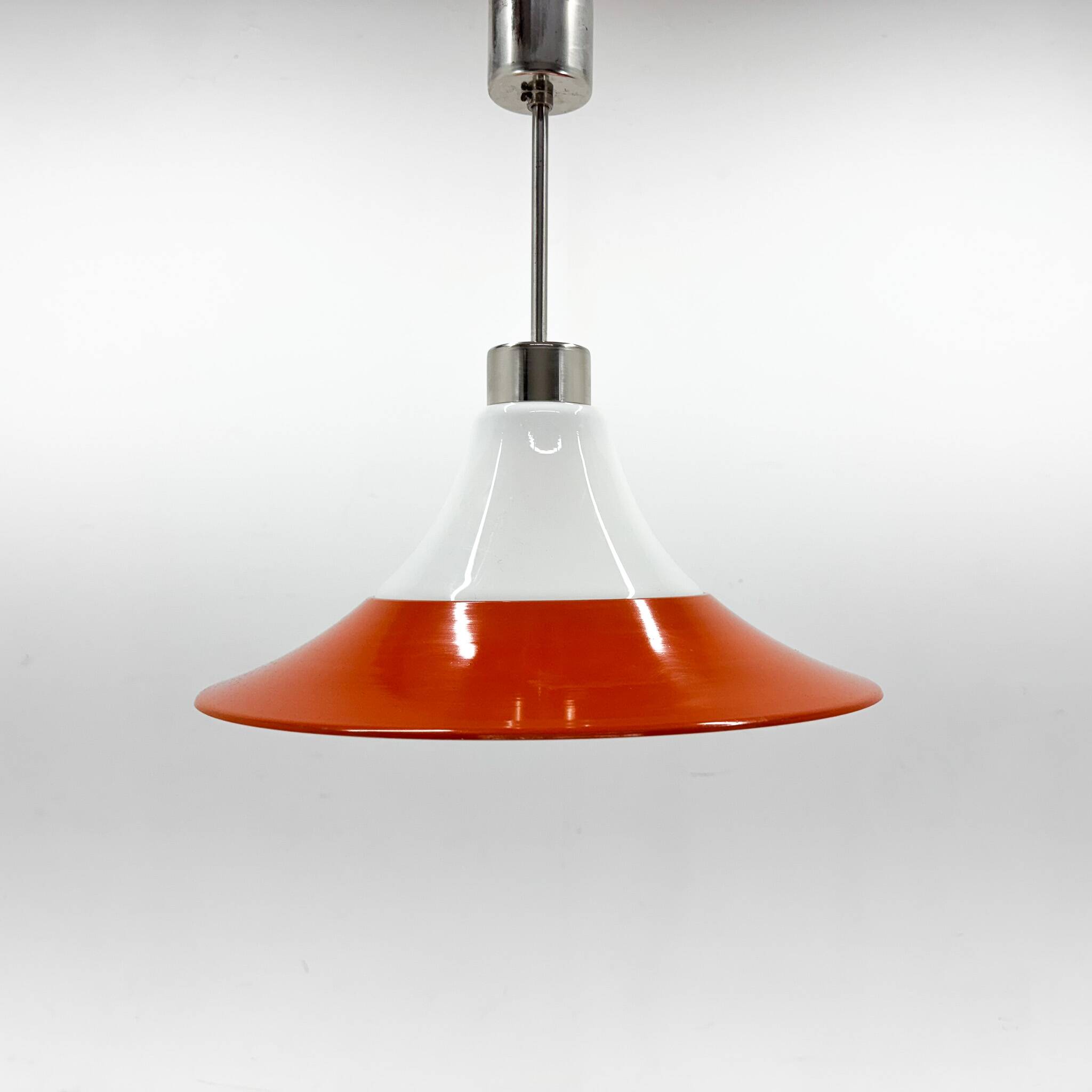 Suspension en verre opalin et métal orange, milieu XXème
