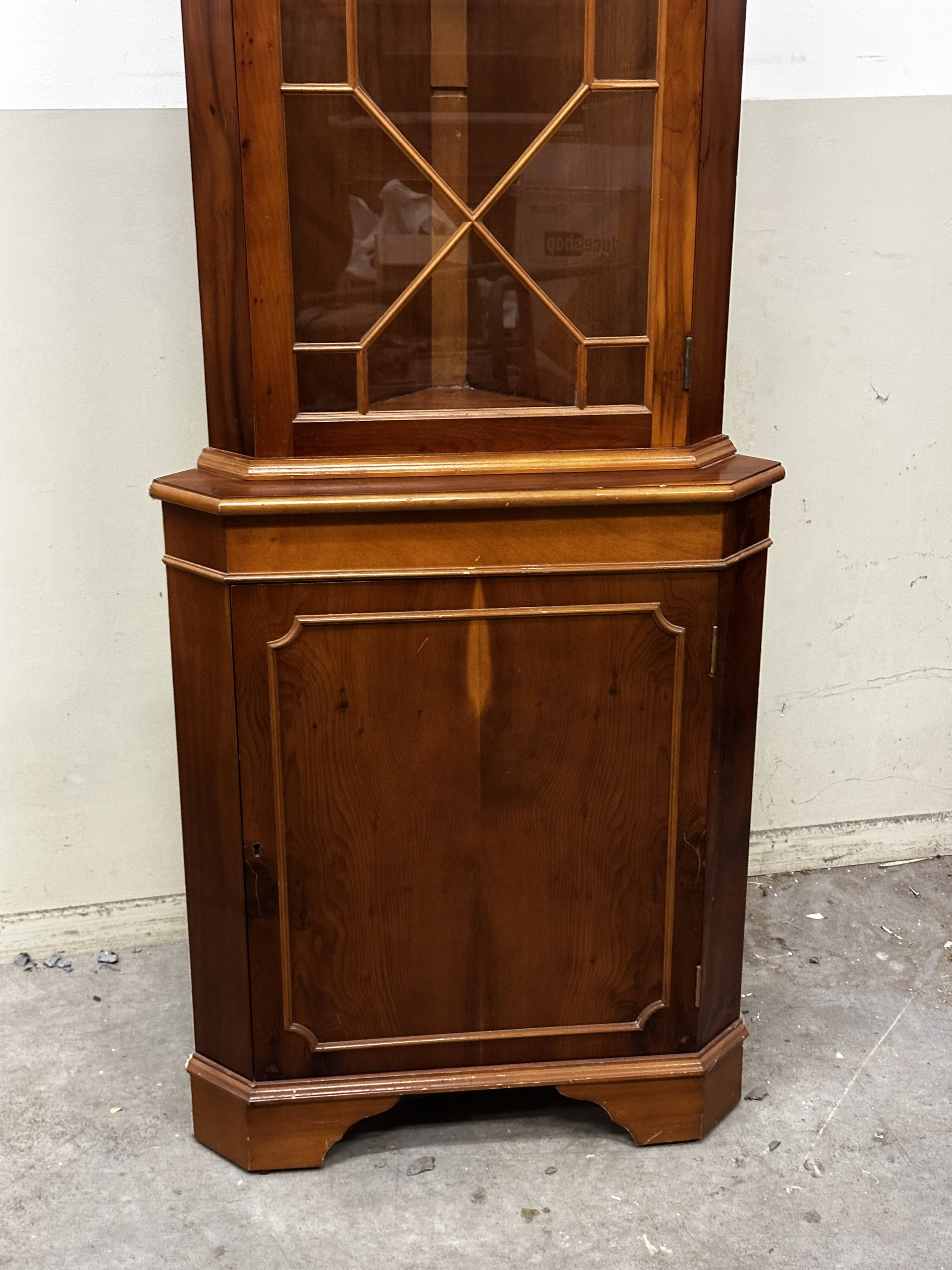 Meuble Vitrine d’encoignure en merisier XX e s