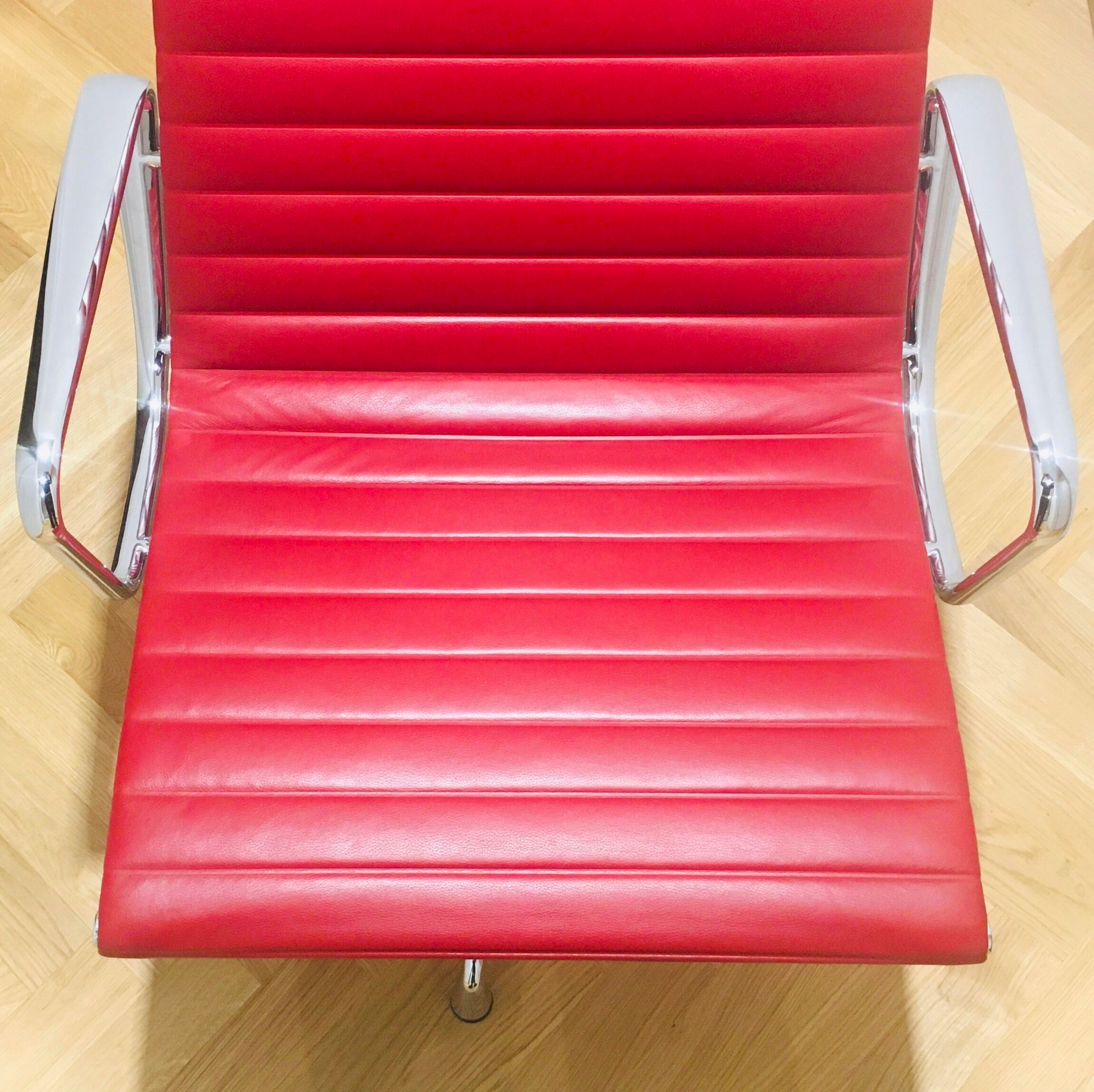 Chaise en aluminium EA116 de Charles & Ray Eames