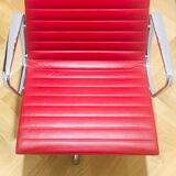 Chaise en aluminium EA116 de Charles & Ray Eames