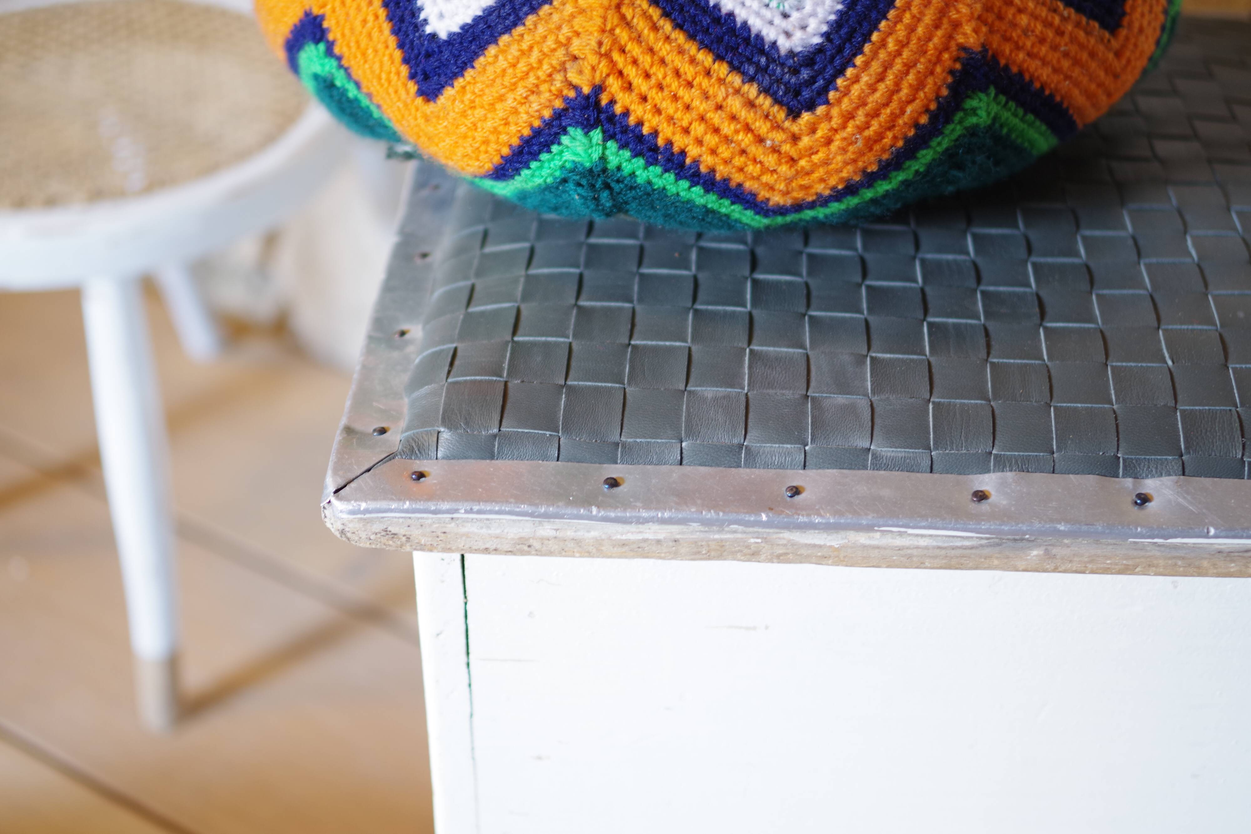 Trunk trunk stool Ottoman vintage leather white patina