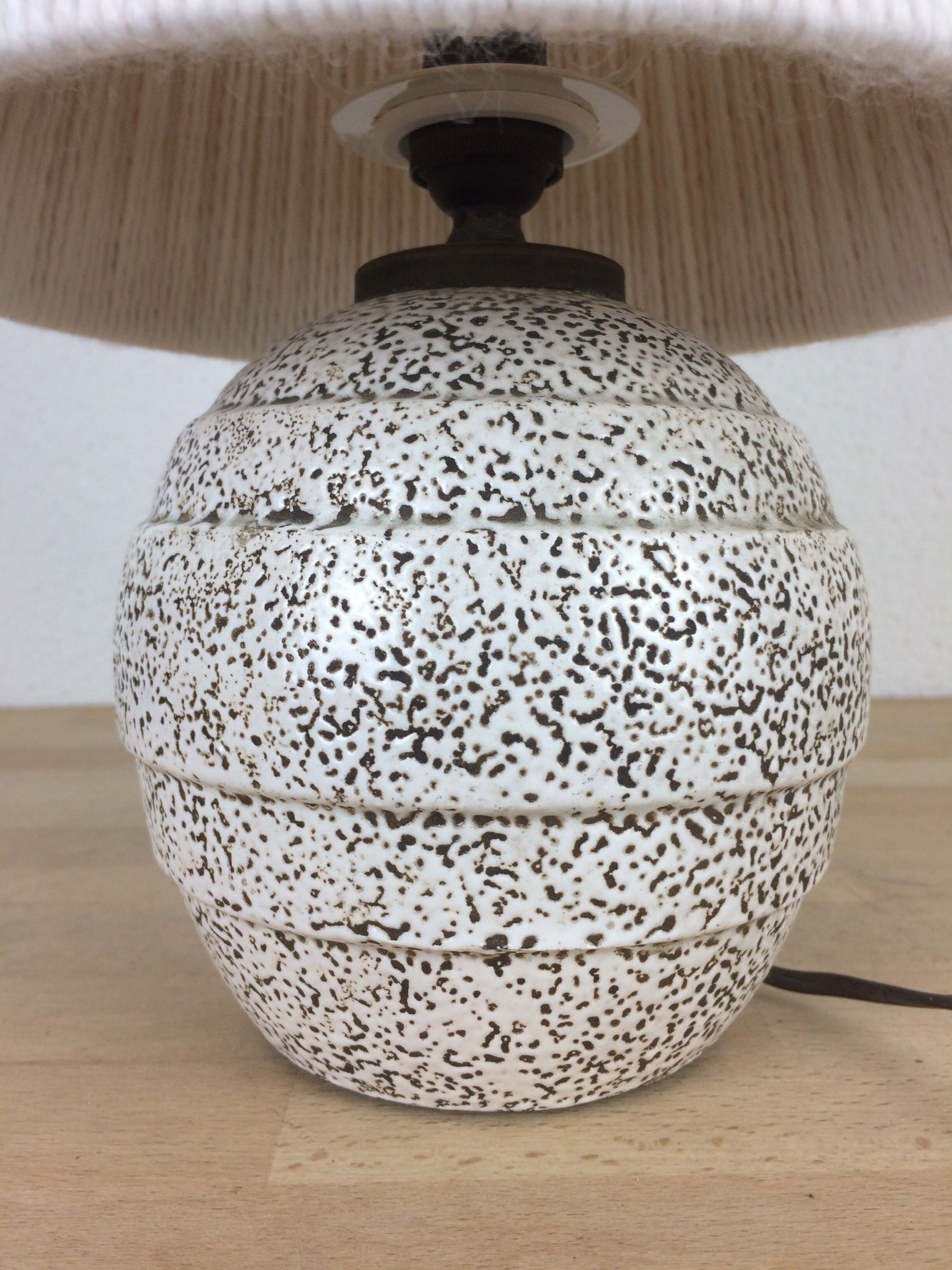 Lampe boule art déco, céramique crispée blanche, abat jour laine
