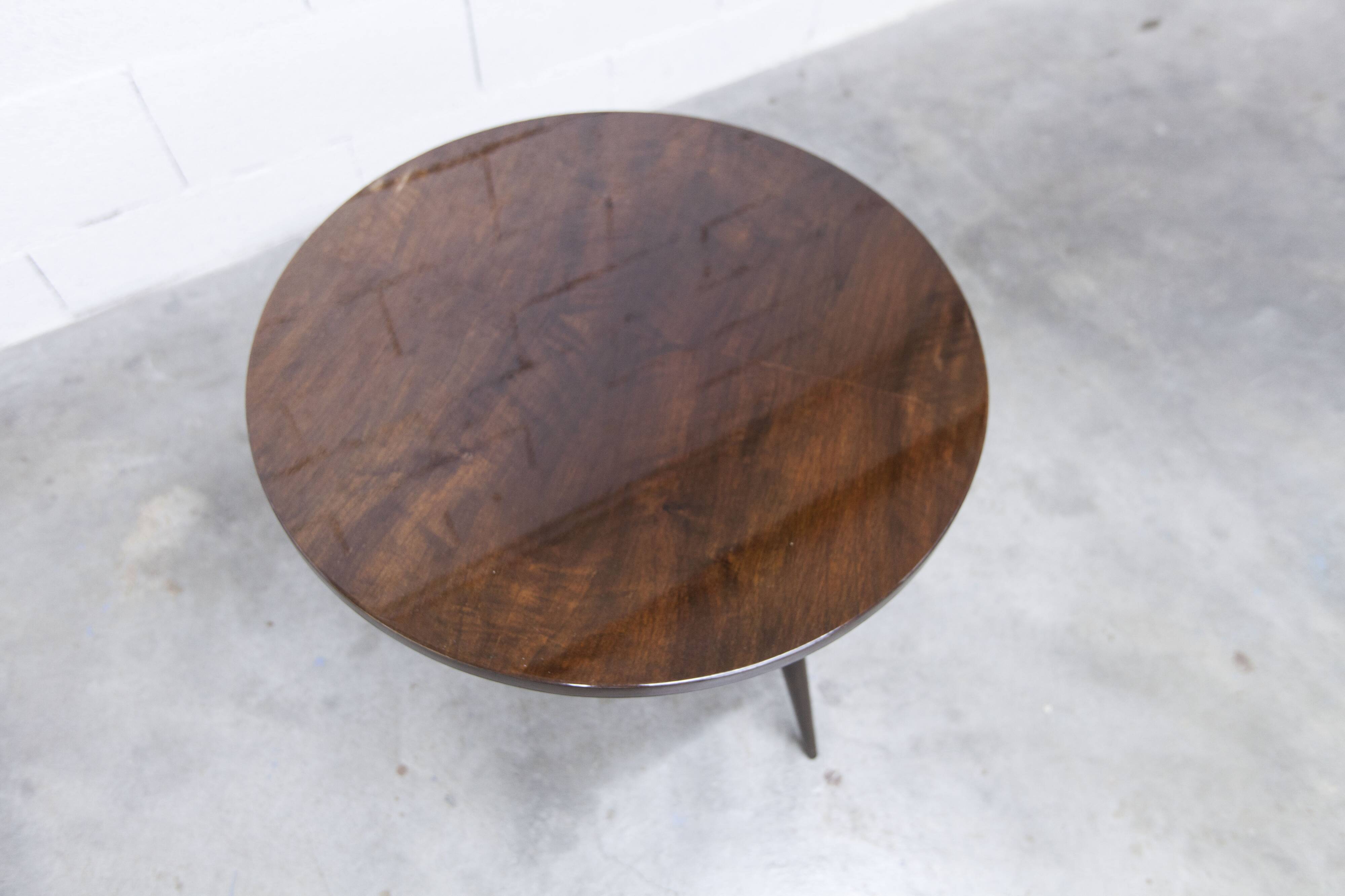 1960s Scandinavian tripod coffee table with glossy varnish in mahogany wood.