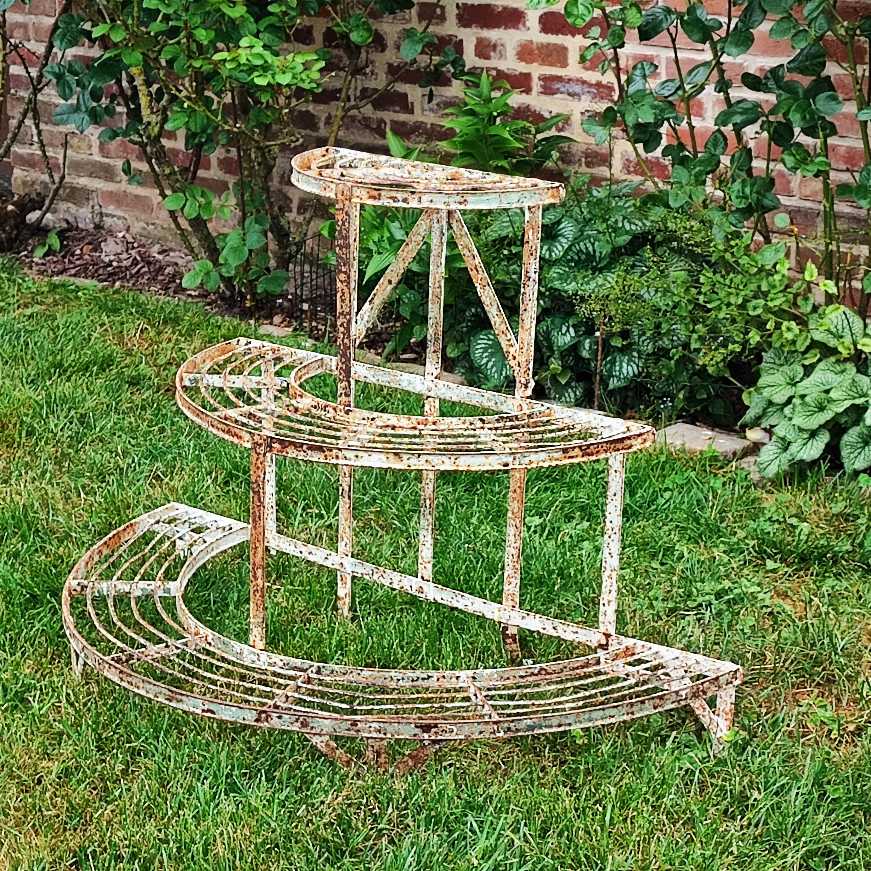 Half-moon plant holder