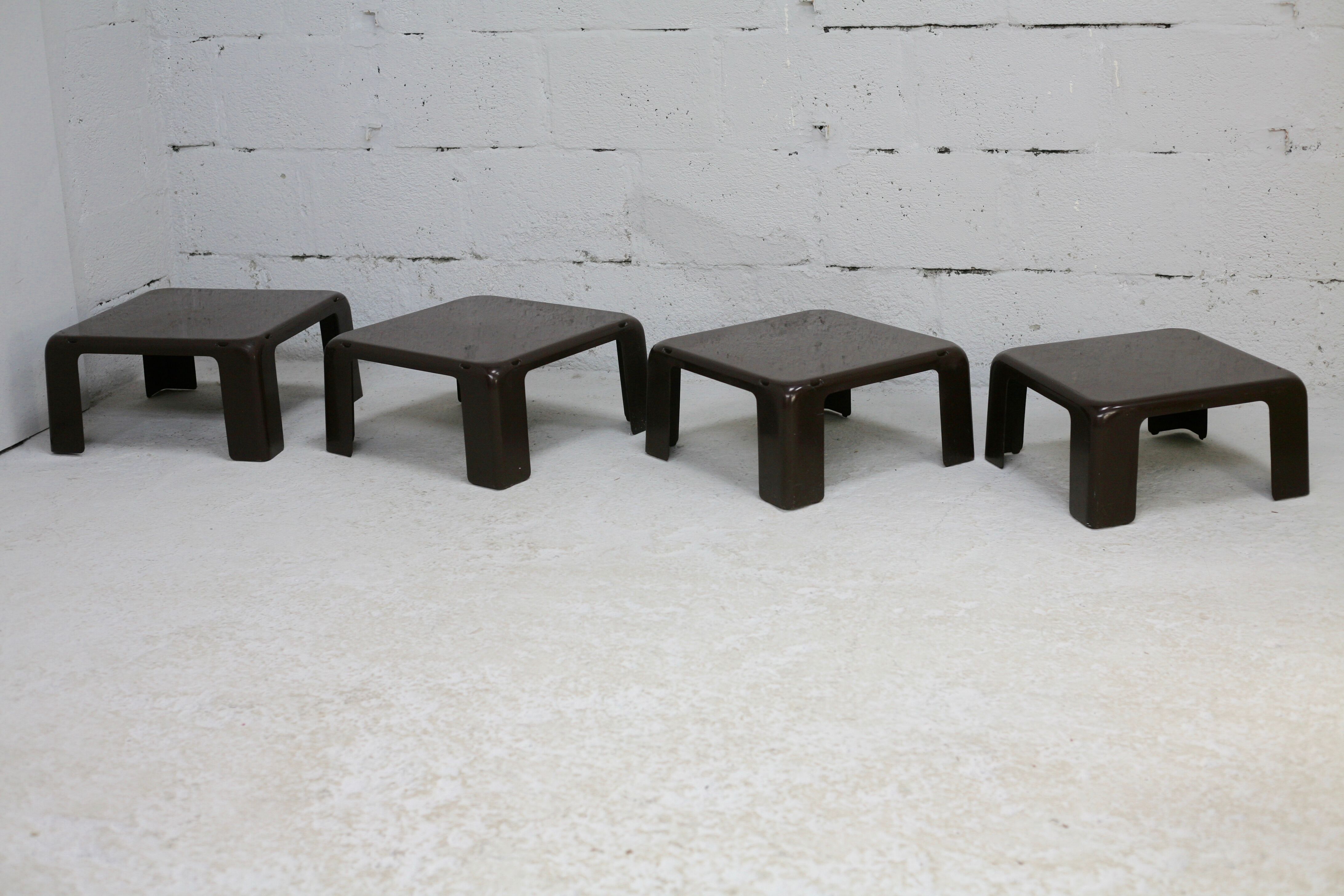 Suite de 4 tables basses gigognes "Gatti", Mario Bellini éditée par C&B Italia, circa 1970.