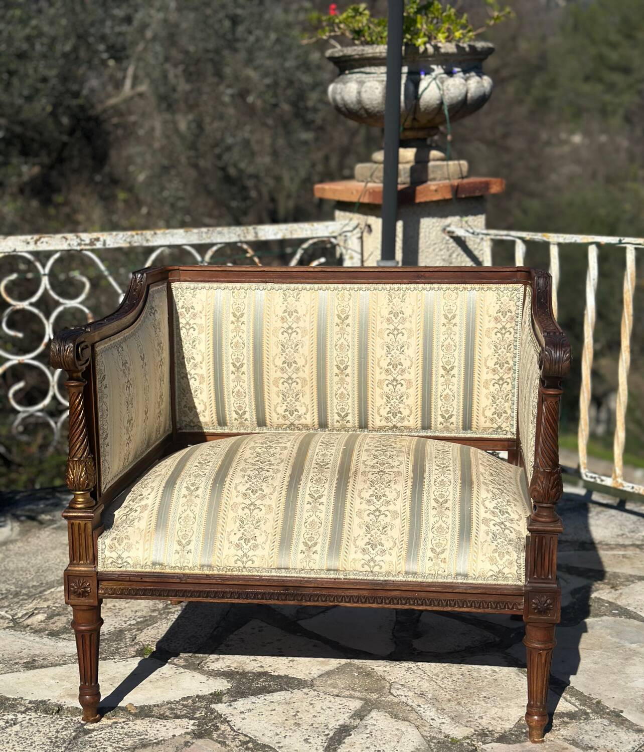 Low armchair in finely carved wood in the Louis XVI style from the 19th century