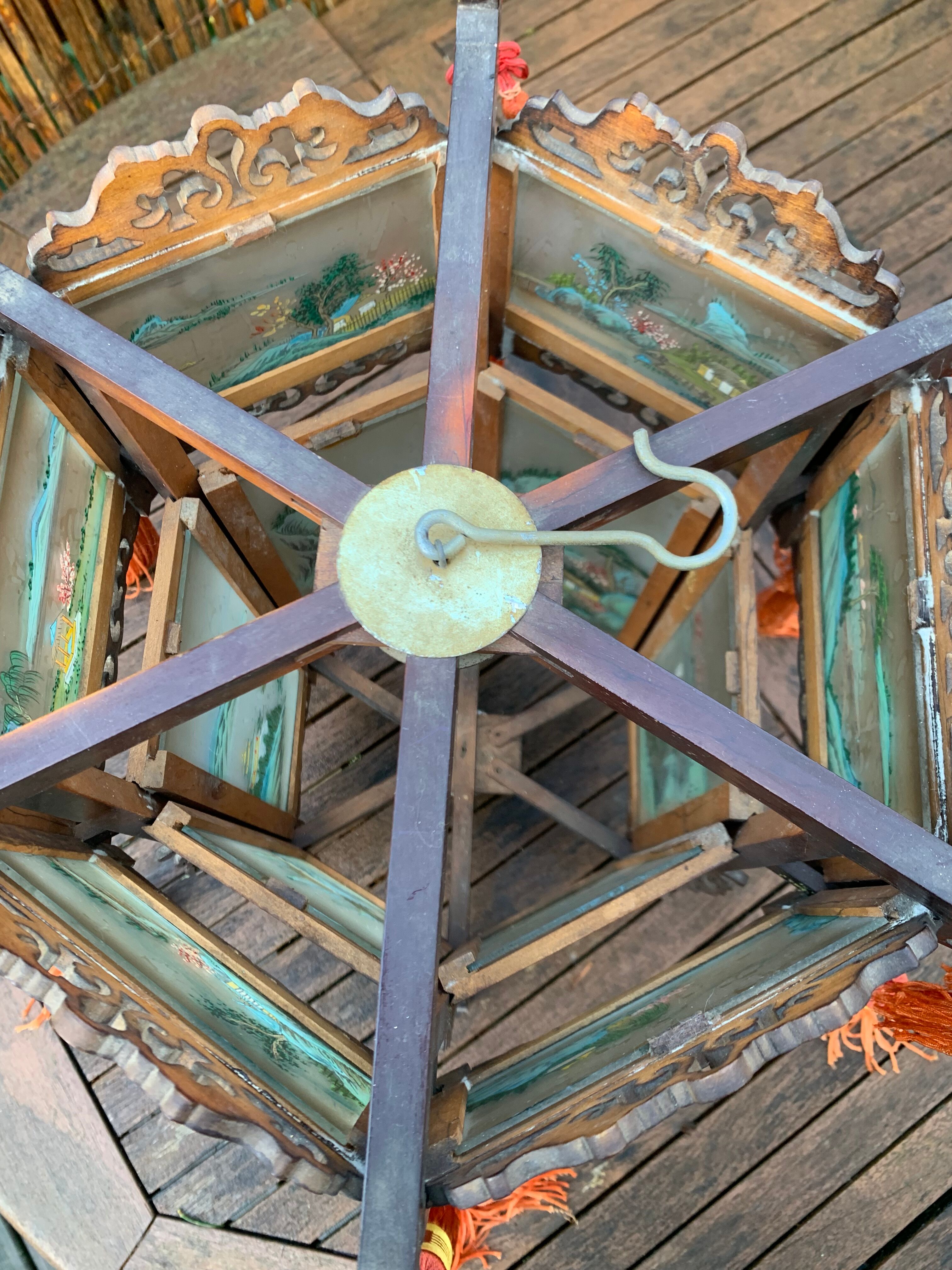 Lanterne chinoise vers 1900 en bois et verres peints