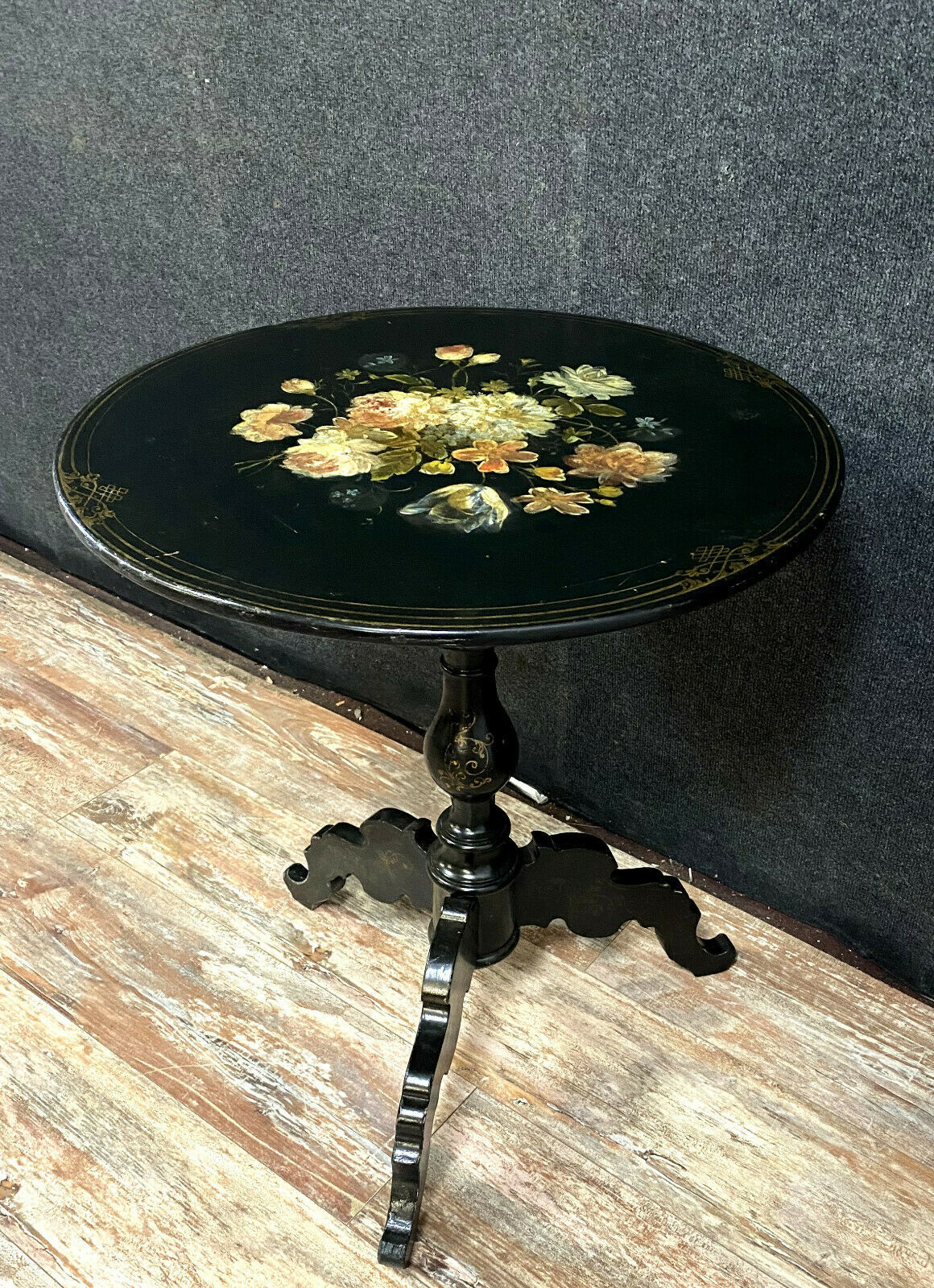 Guéridon NAPOLÉON III in blackened wood resting on a tripod foot.
