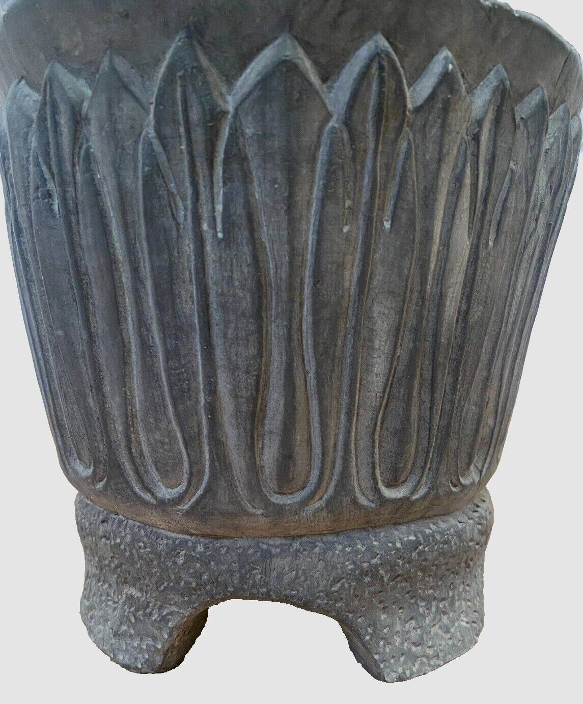 Vase en terre cuite polychrome a décor d'antilopes XX siècle