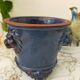 Cache pot terre cuite émaillé bleu vintage avec têtes de lion sur 3 pieds des années 60/70