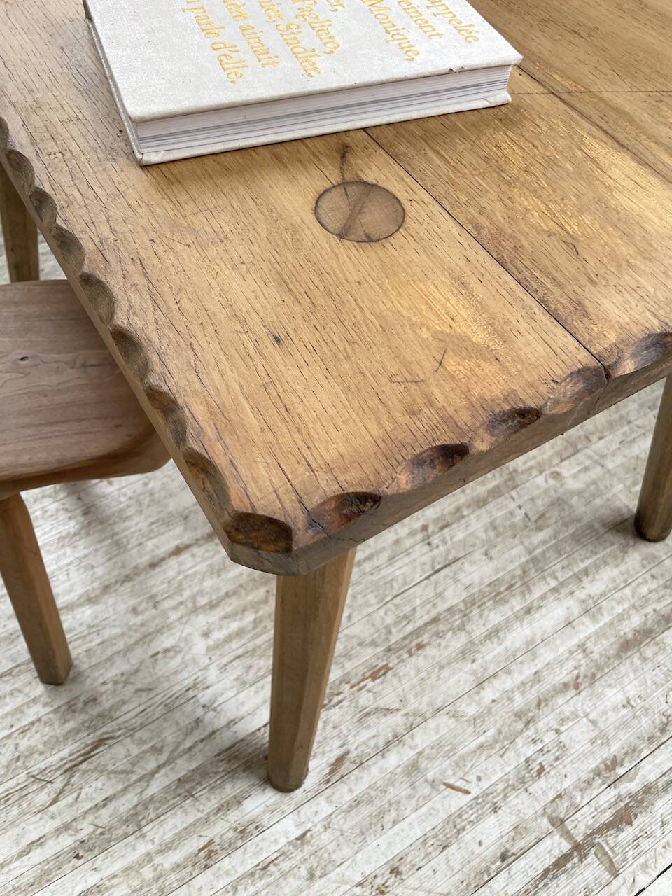 Table brutaliste savoyarde en chêne