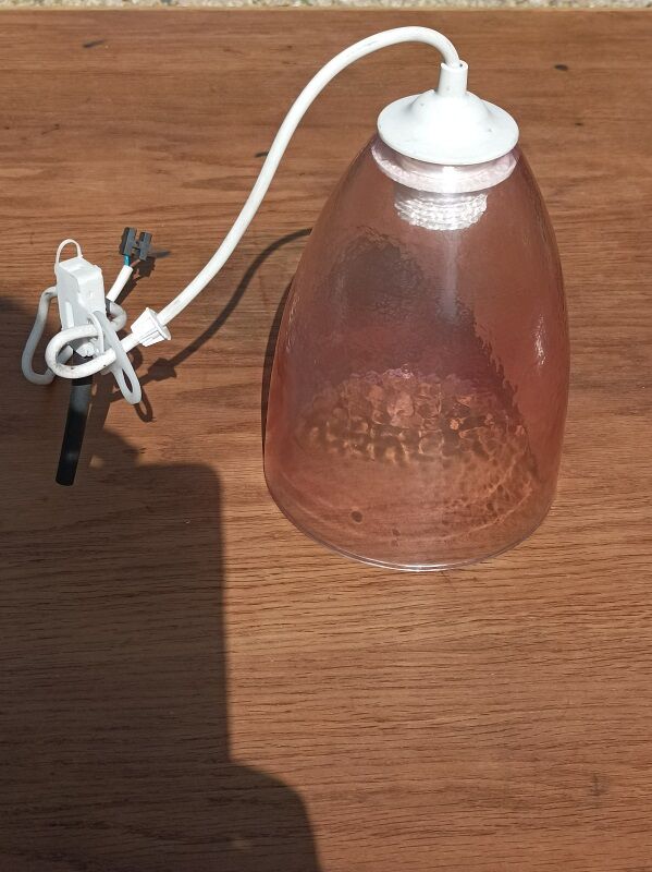 Suspension globe en verre moulé rose