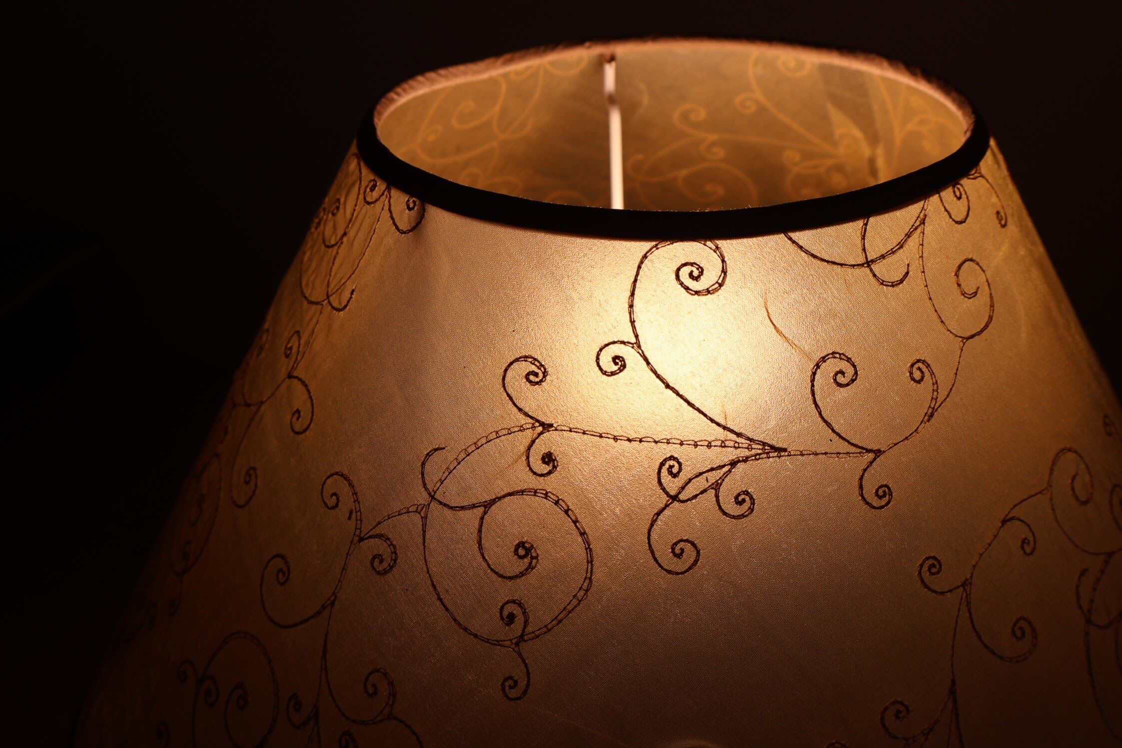Vintage table lamp in turned wood and fabric lampshade
