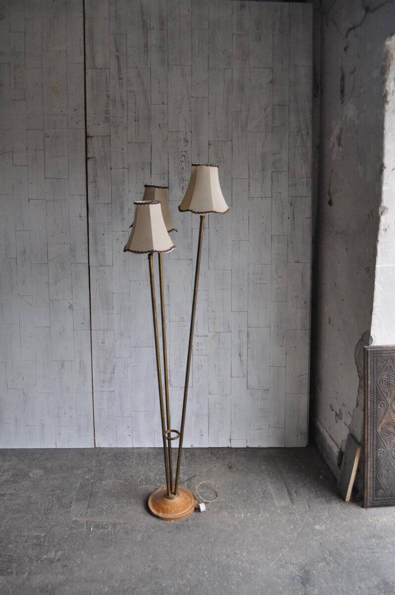 Lampadaire Art Déco 1940s en laiton et base bois, 3 branches, abat-jours beige
