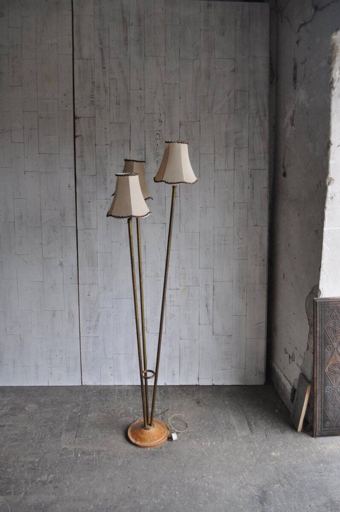 Art Deco floor lamp from the 1940s in brass with a wooden base, 3 branches, beige lampshades.
