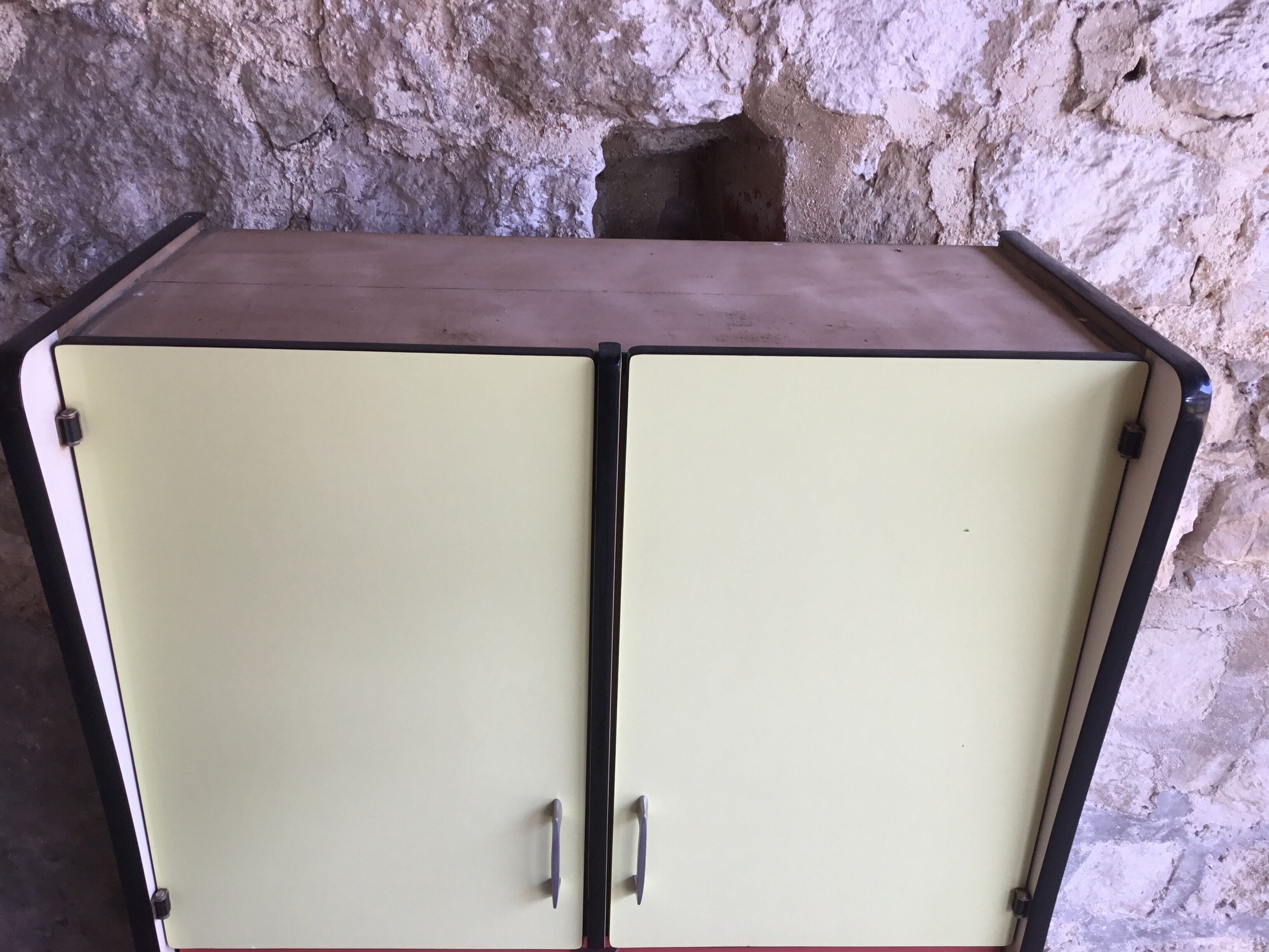 Vintage kitchen buffet in yellow and red formica - 1950