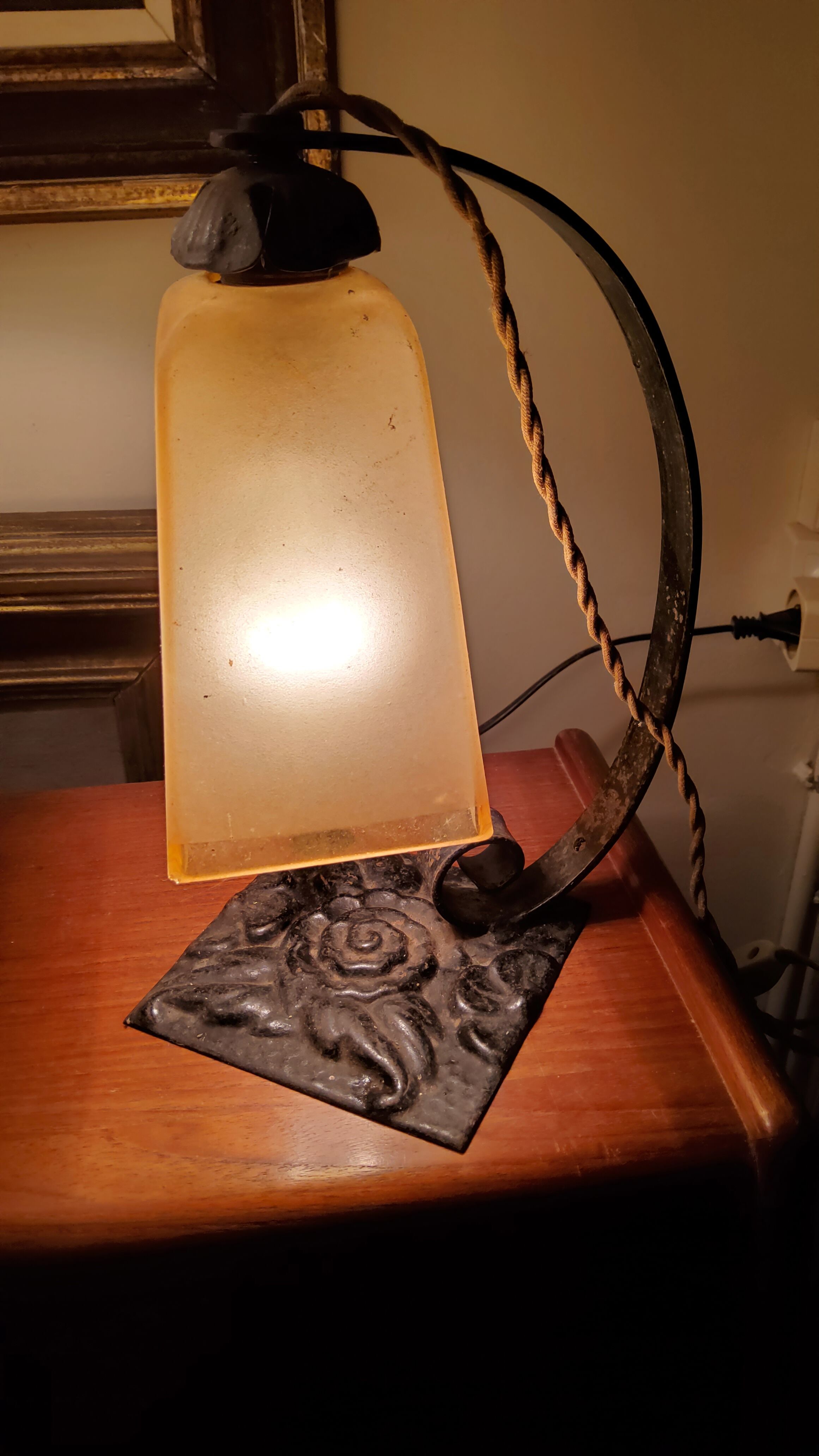Lampe art déco des années 30 en fer forgé et tulipe en verre ambré