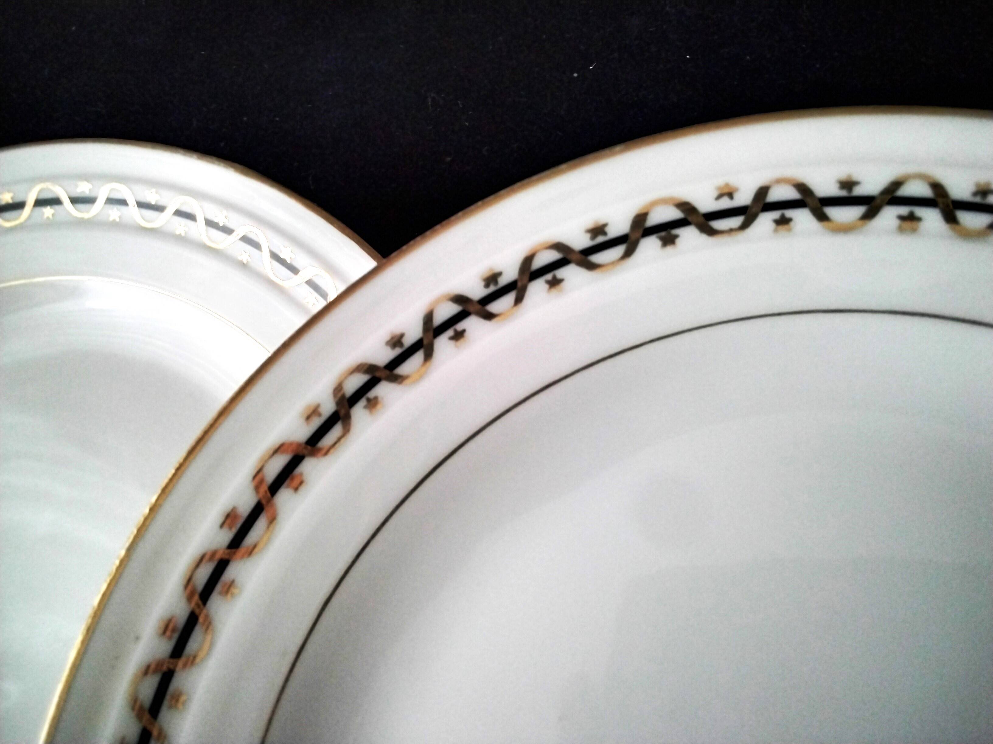 6 flat plates in porcelain. Limoges paste and glaze.